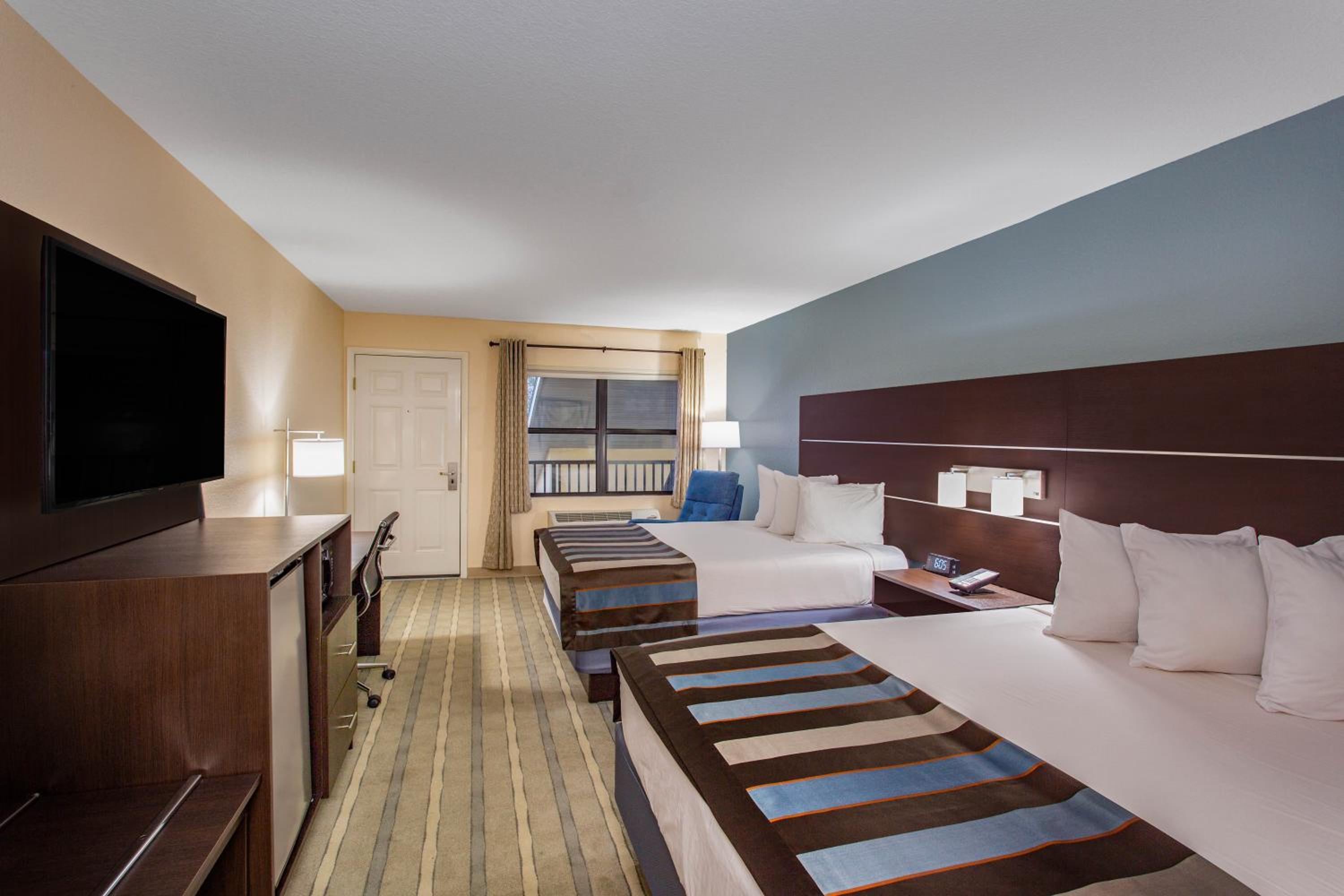 Queen Room with Two Queen Beds - Non-Smoking - Photo 6