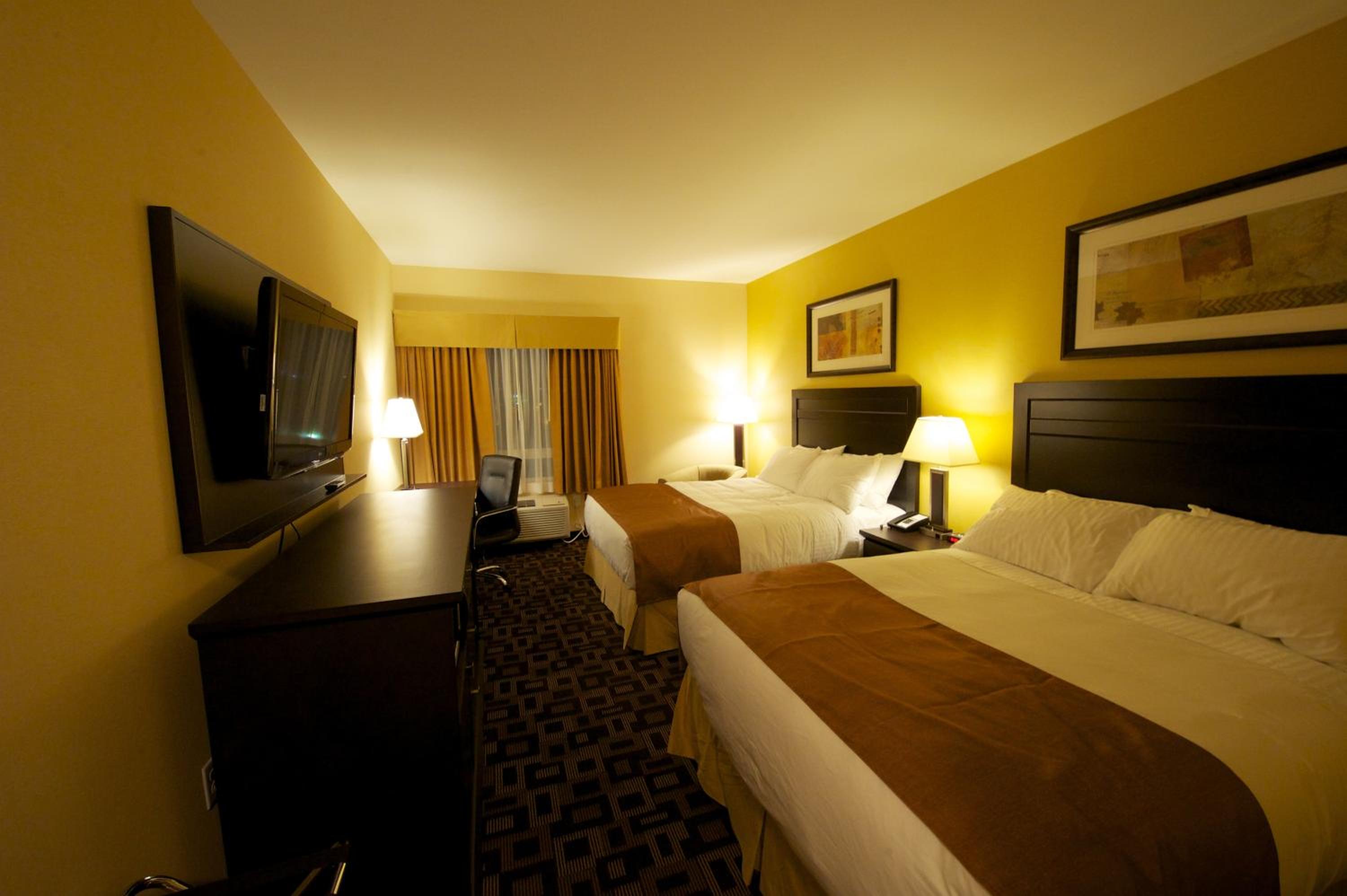 Queen Room with Two Queen Beds - Non-Smoking photo 1