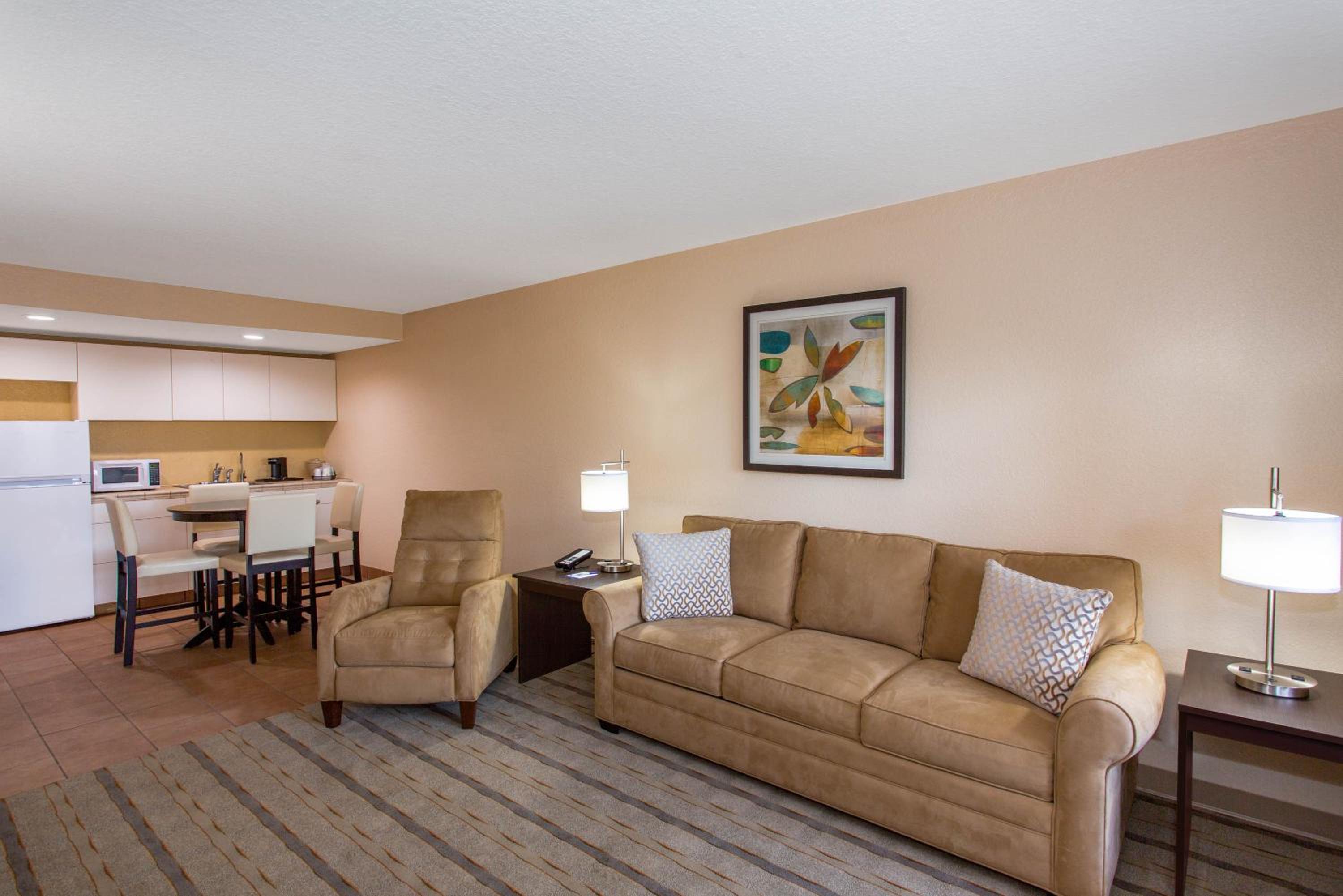 One-Bedroom King Suite - Non-Smoking - Photo 2