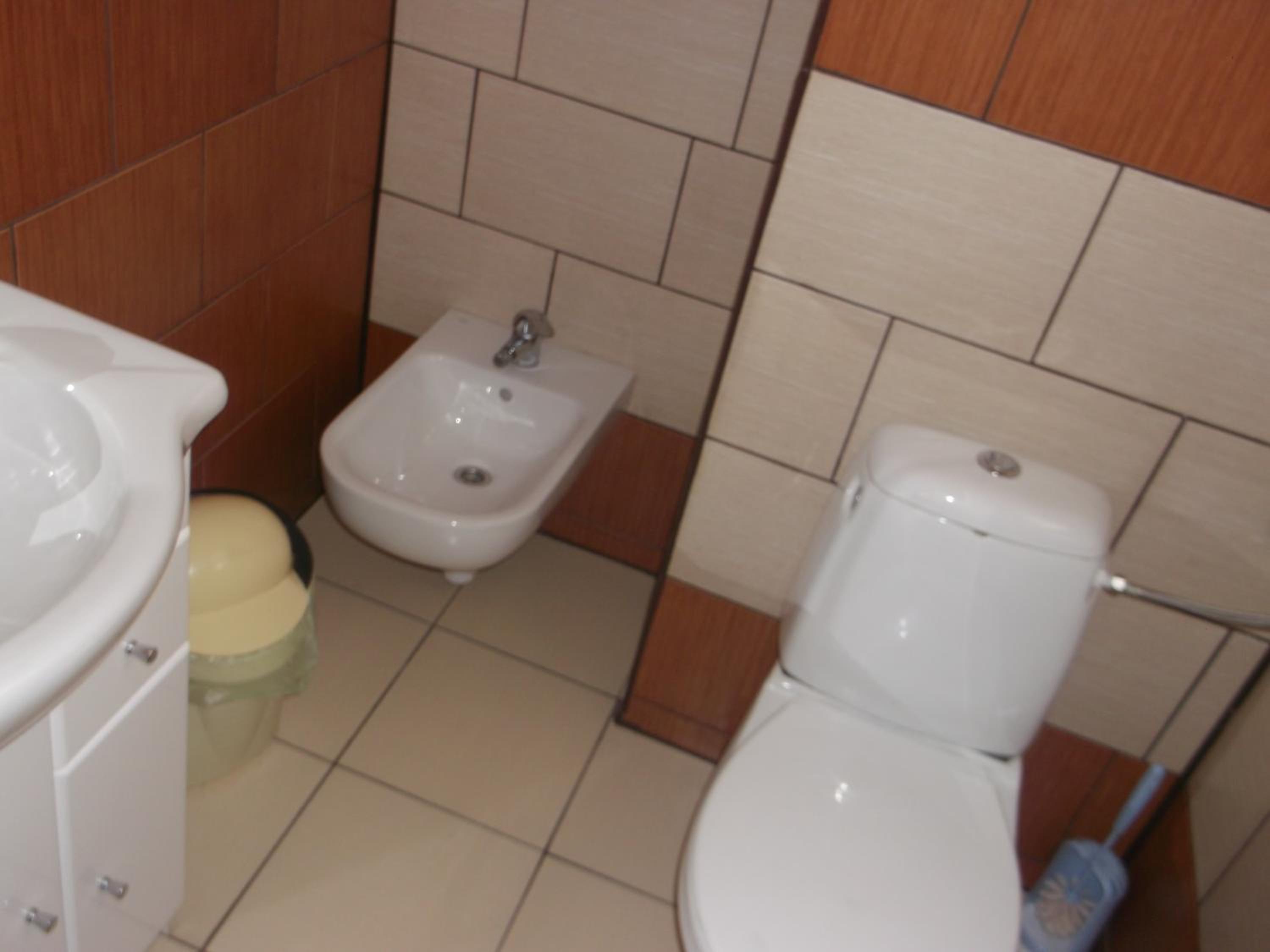 Twin Room with Bathroom - Photo 8