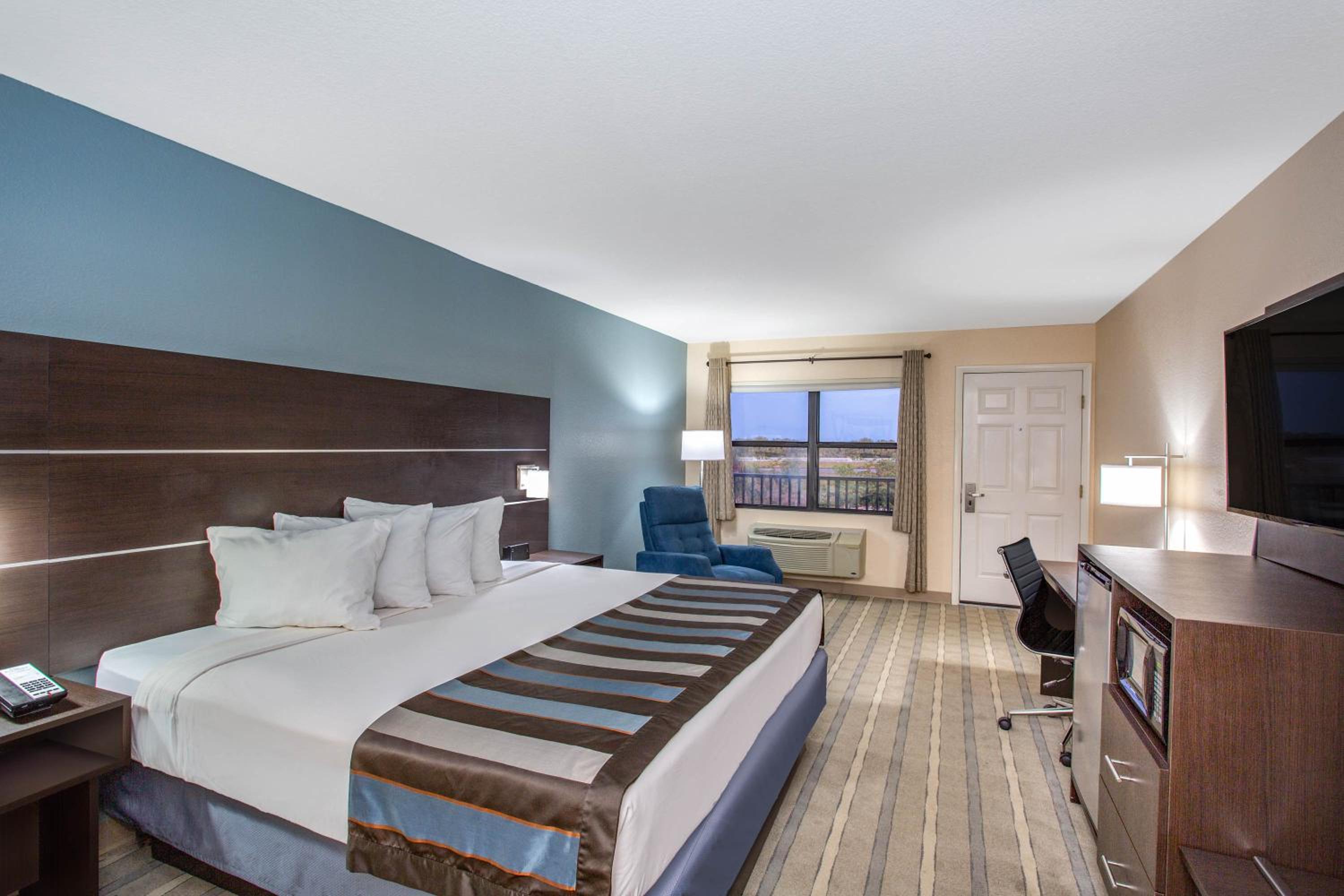 One-Bedroom King Suite - Non-Smoking - Photo 6