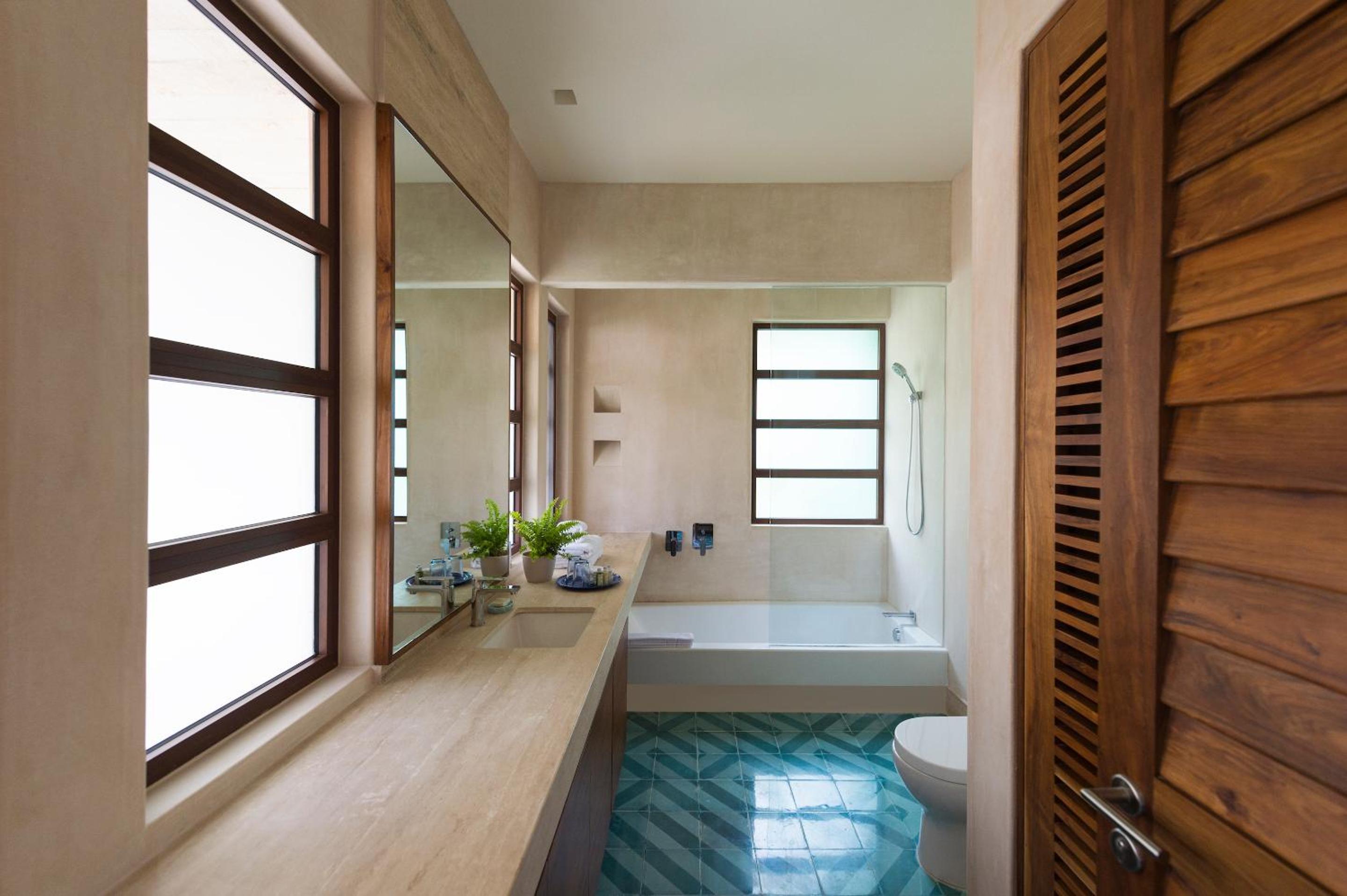 Superior King Suite - Photo 7