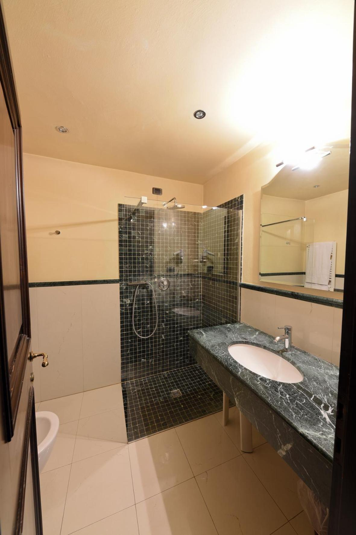 Superior King Room - Photo 3