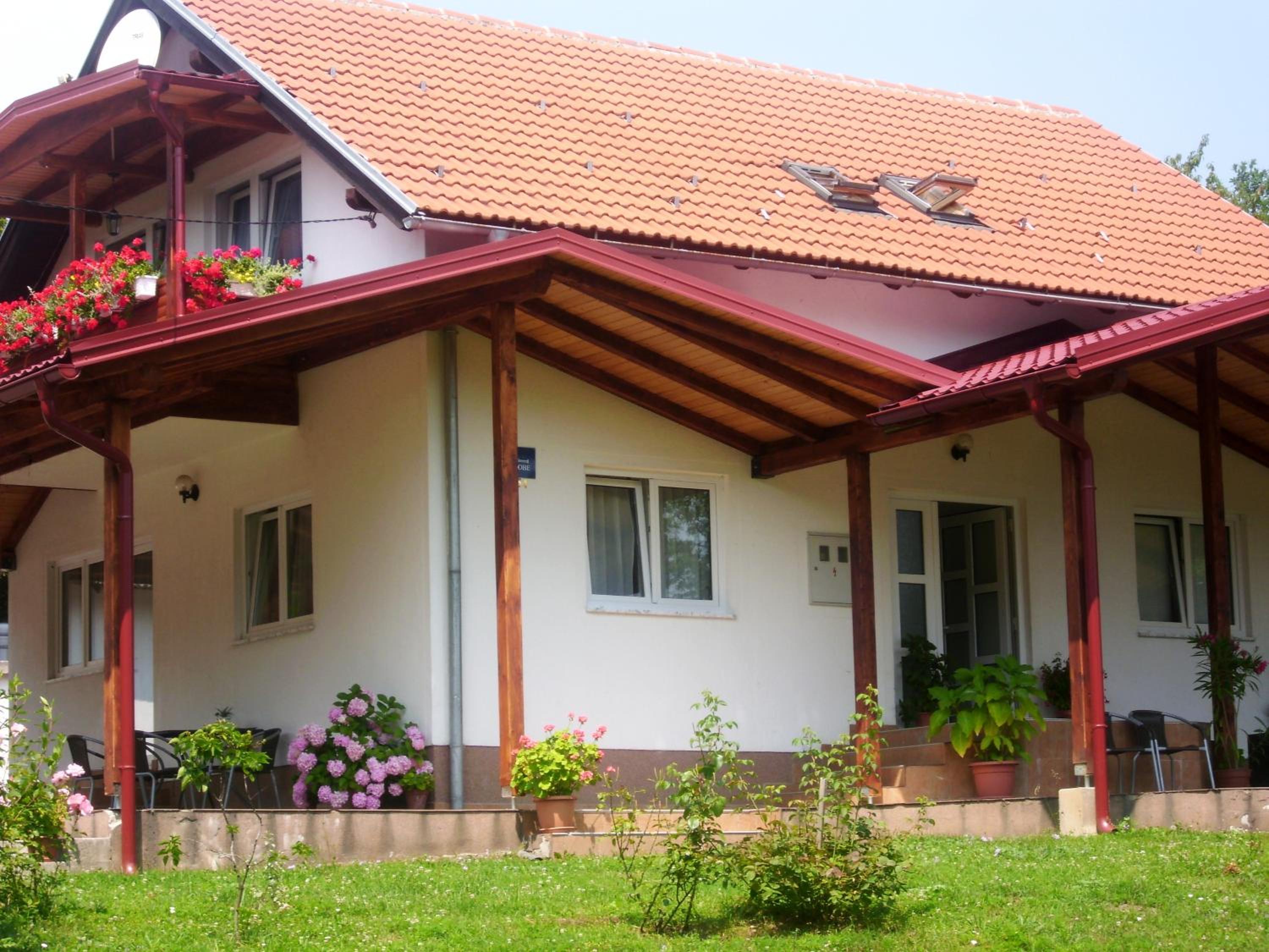 Five-Bedroom House - Photo 2