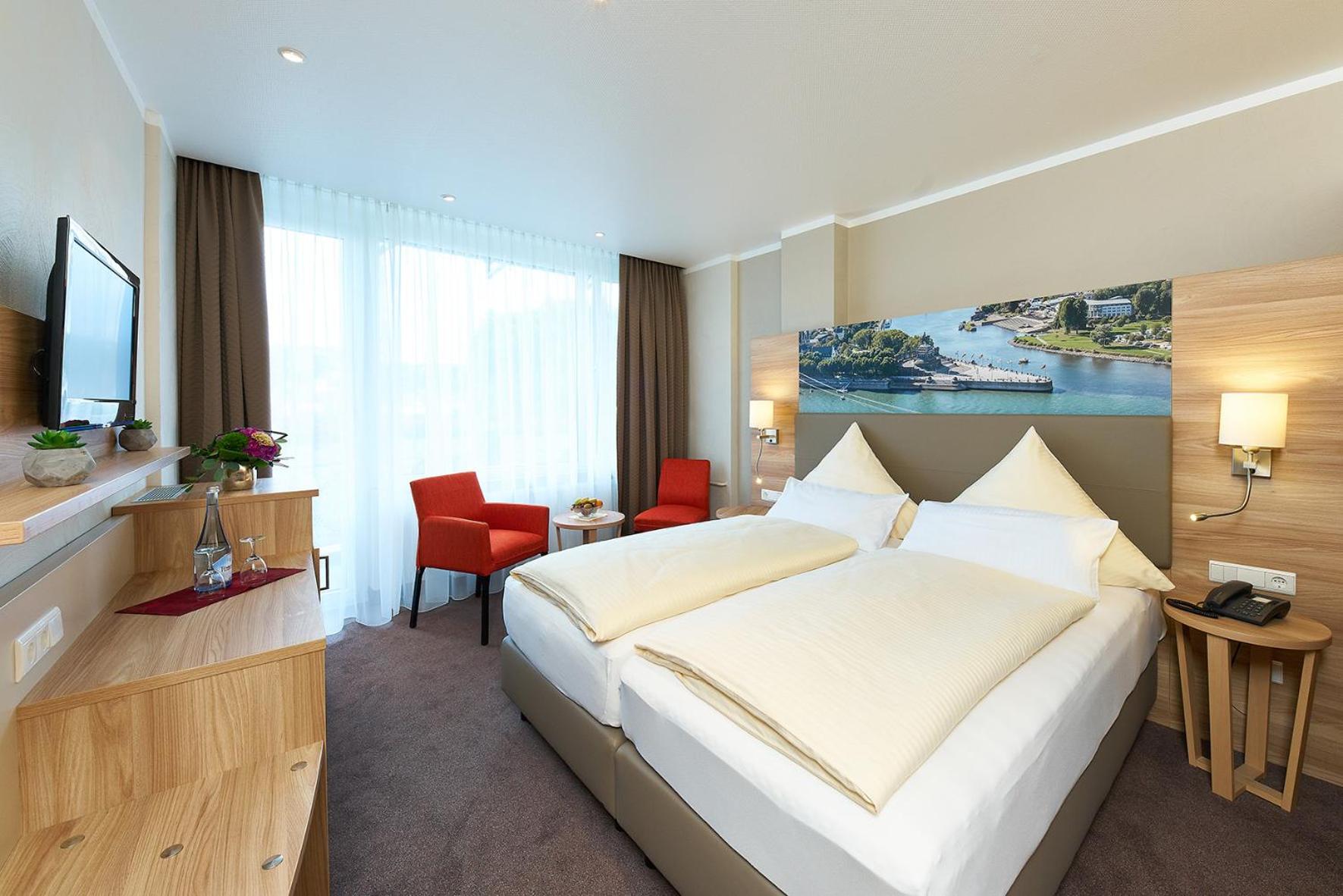  Double Room with River View and Balcony - Photo 1