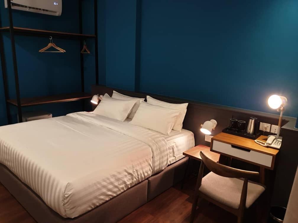 Deluxe King Room - Photo 13