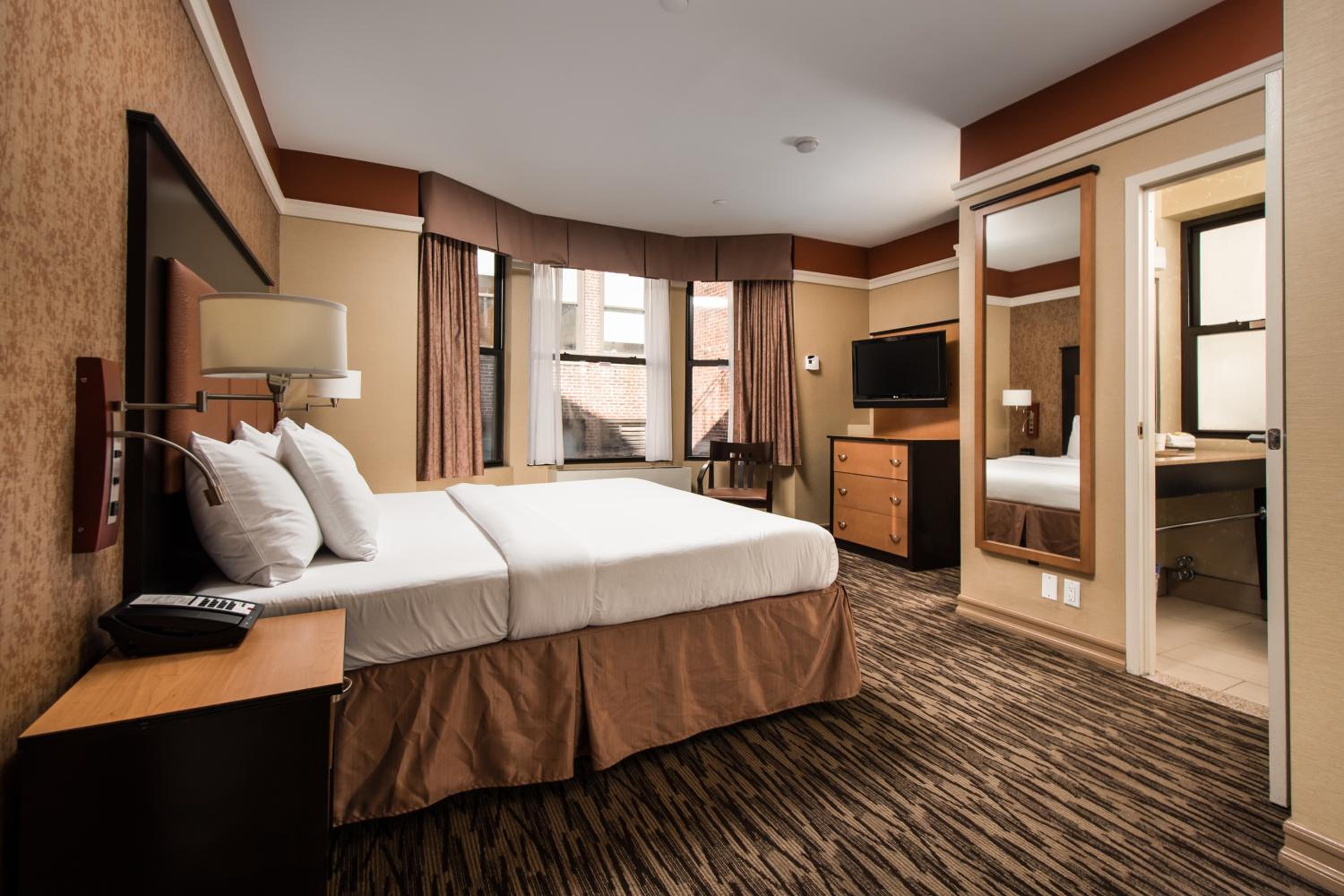 Deluxe Queen Room