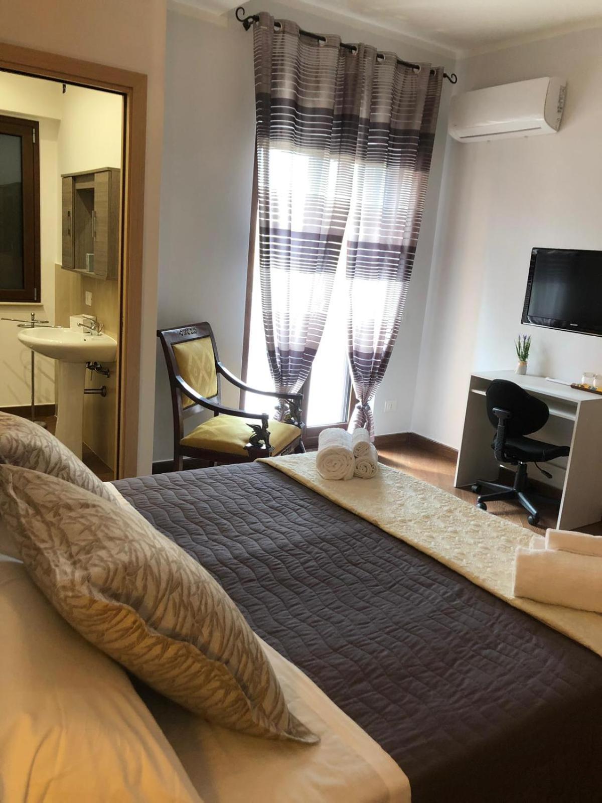 Deluxe Double Room with Shower photo 2