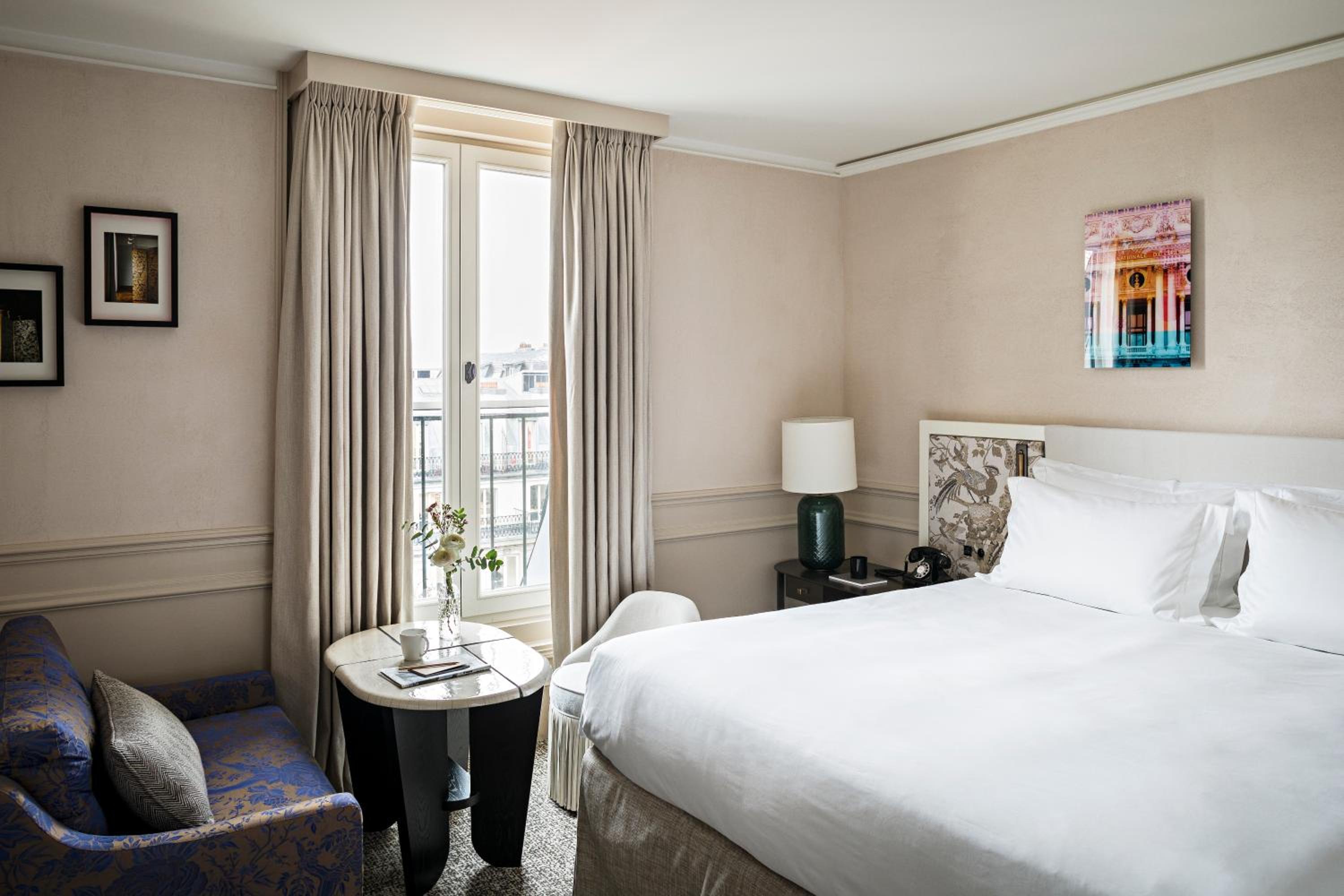 Superior Queen Room with One Queen Bed and Courtyard View photo 2