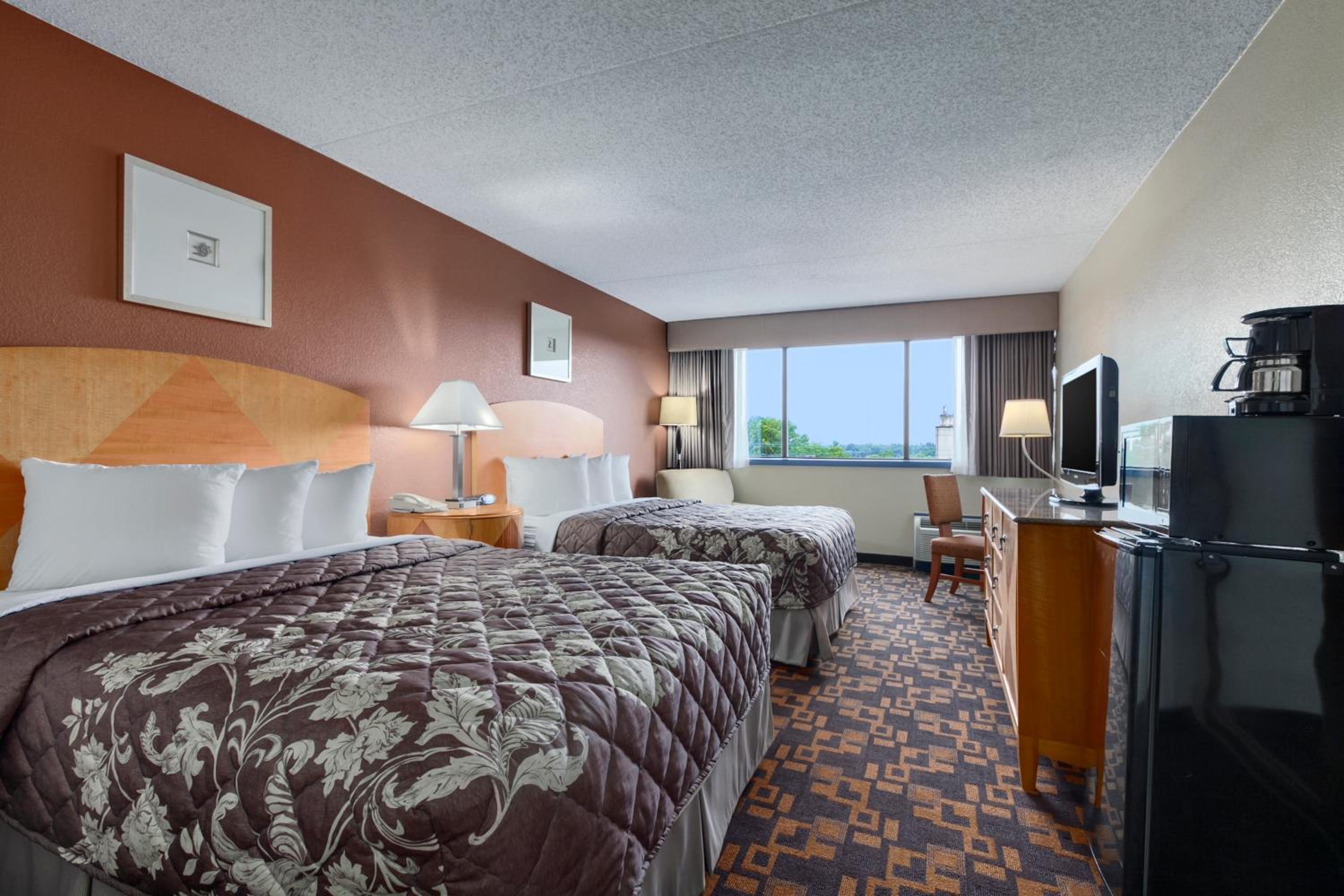 Queen Room with Two Queen Beds - Non-Smoking - Photo 1