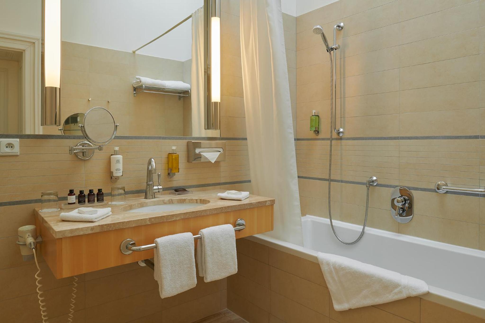 Attic Junior Suite thumbnail 5