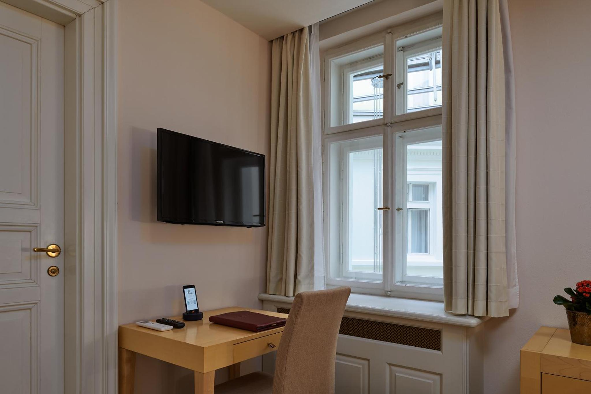 Standard Double Room with Atrium View thumbnail 5