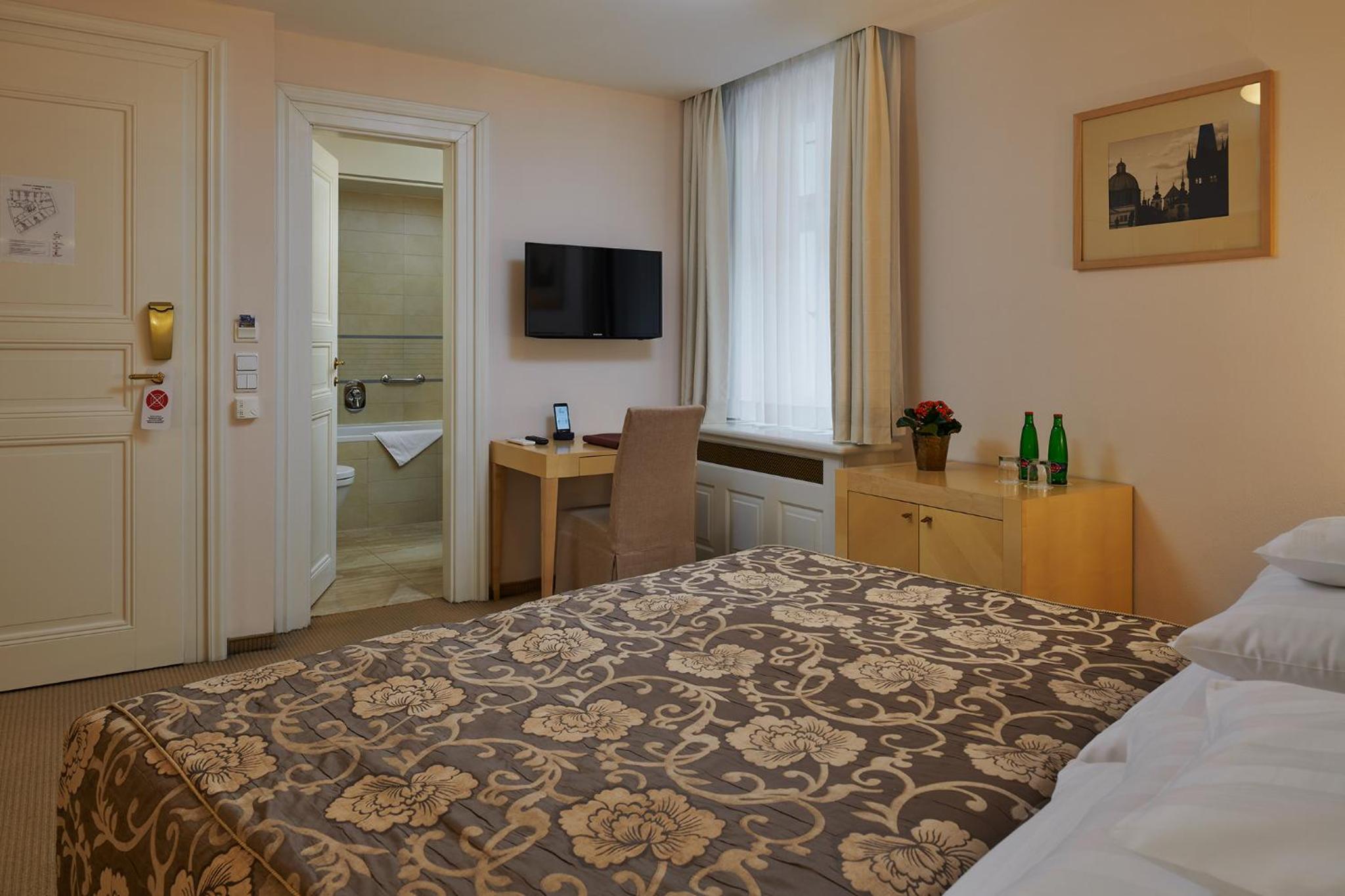 Standard Double Room with Atrium View thumbnail 6