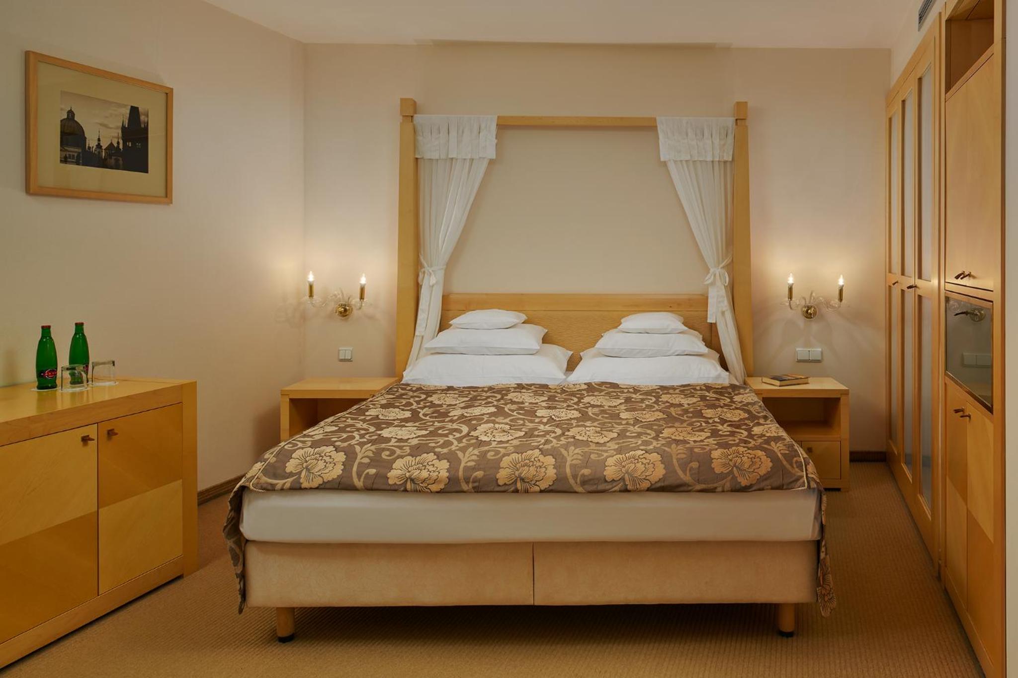 Standard Double Room with Atrium View