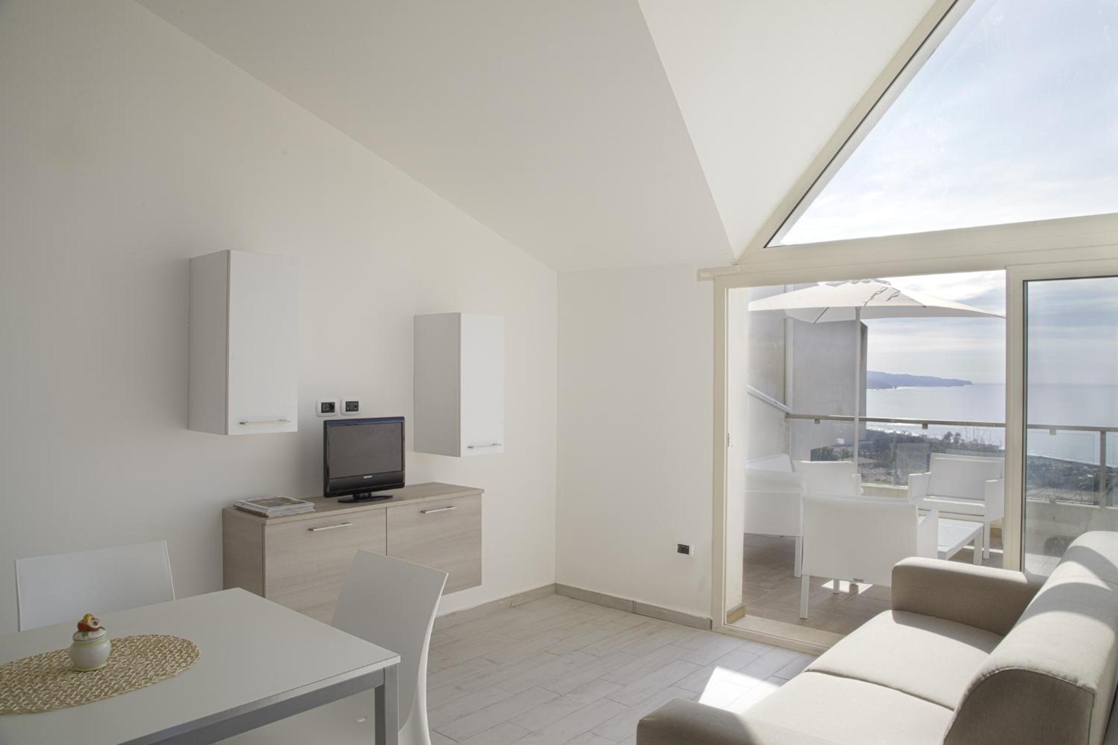One-Bedroom Apartment with Sea View photo 1