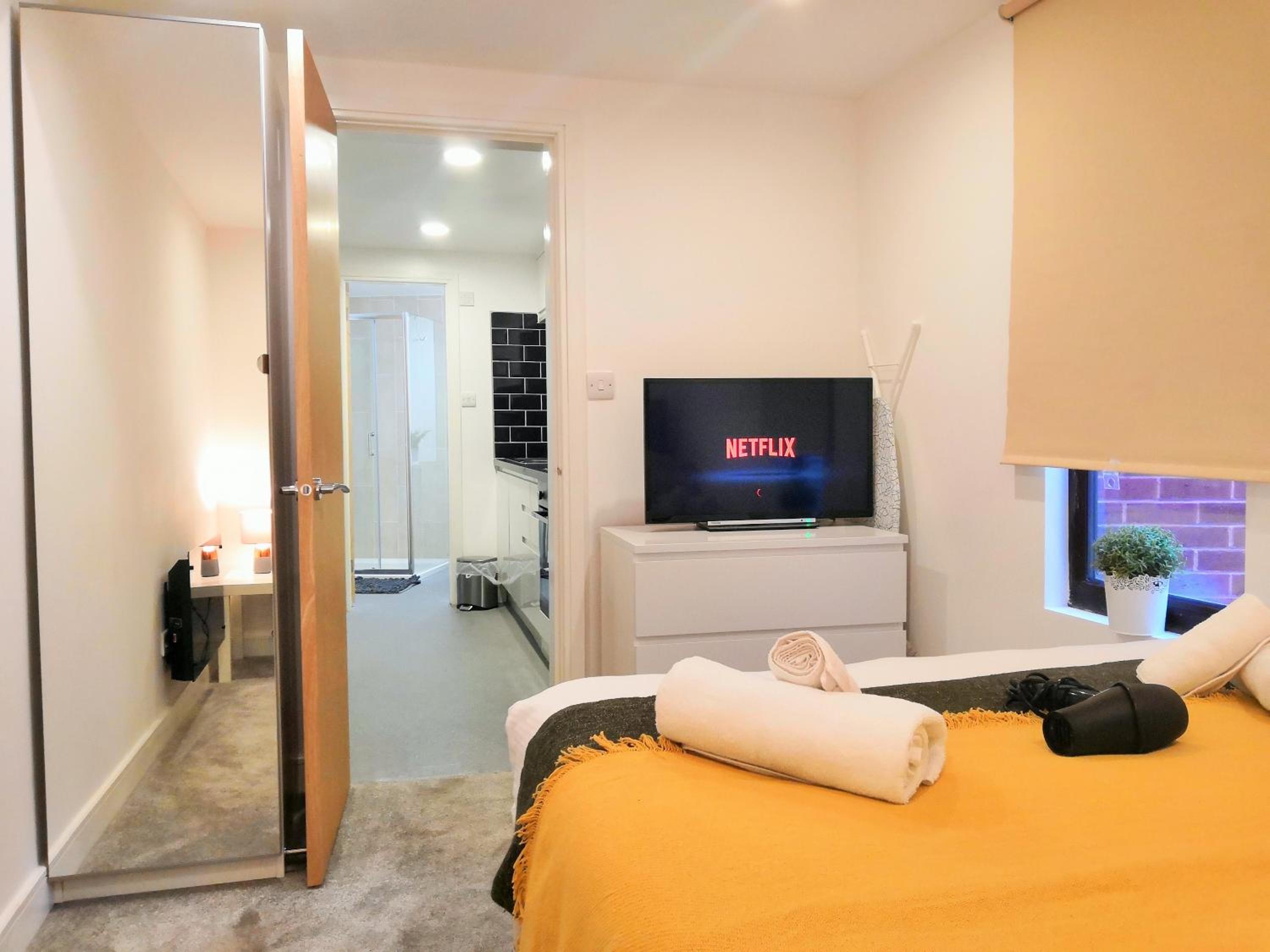 Studio Apartment - Photo 1