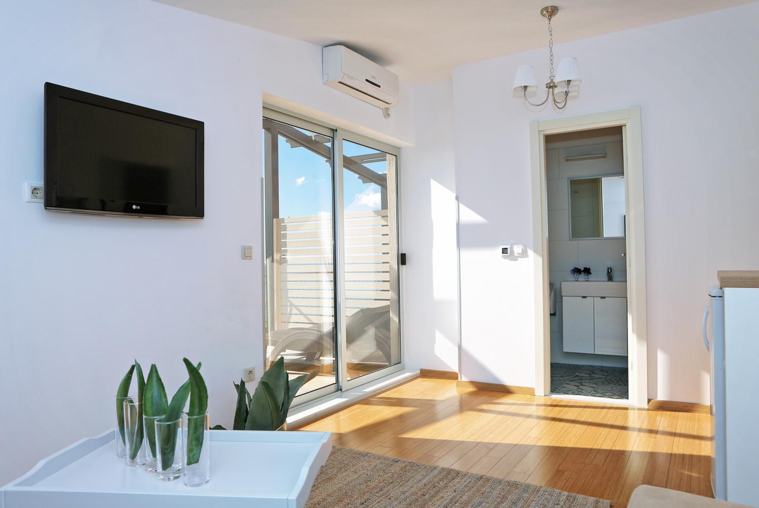Superior Suite with Sea View - Photo 5