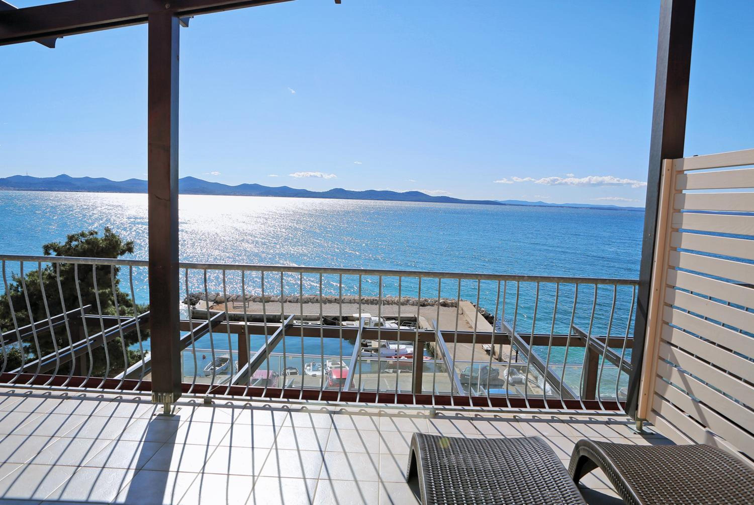 Superior Suite with Sea View - Photo 8