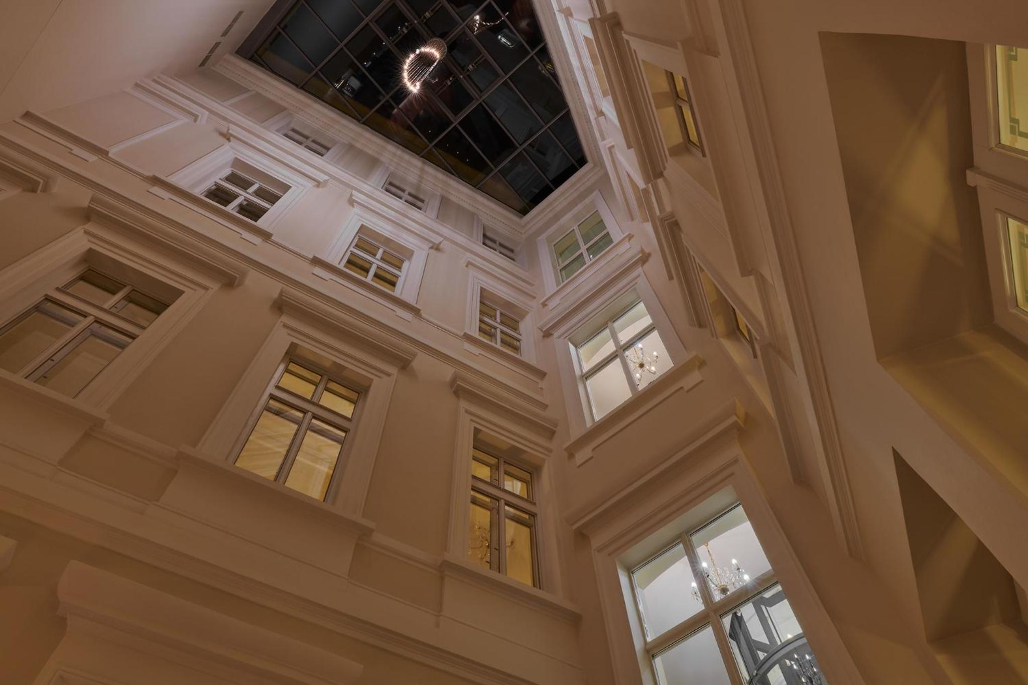 Standard Double Room with Atrium View thumbnail 6