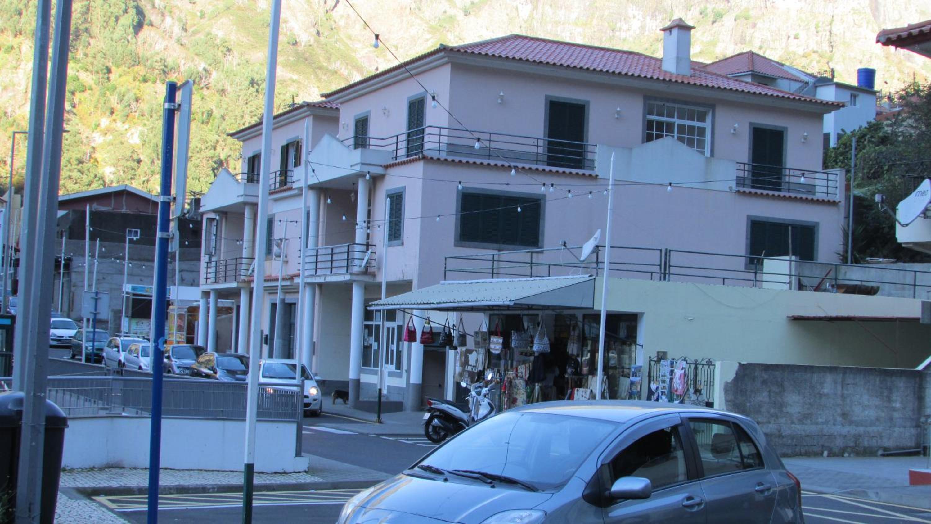 Apartment with Mountain View - Photo 2