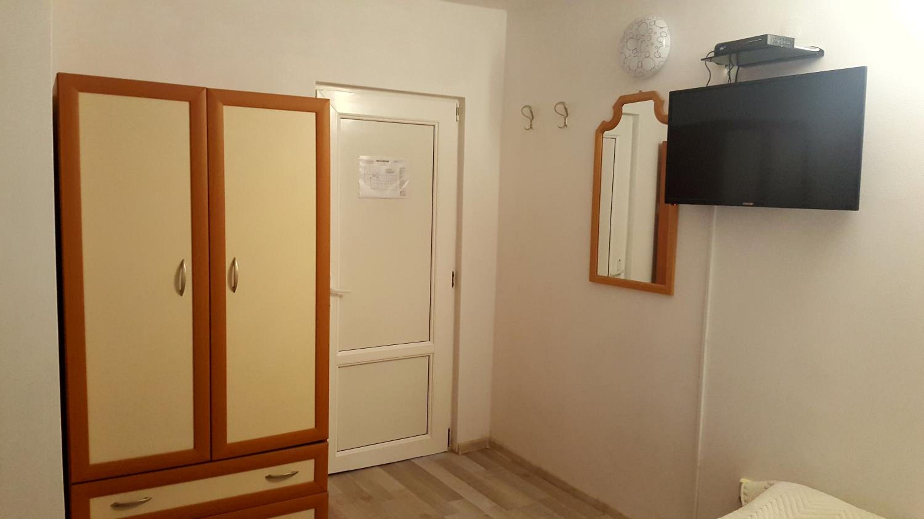 Economy Quadruple Room - Photo 17