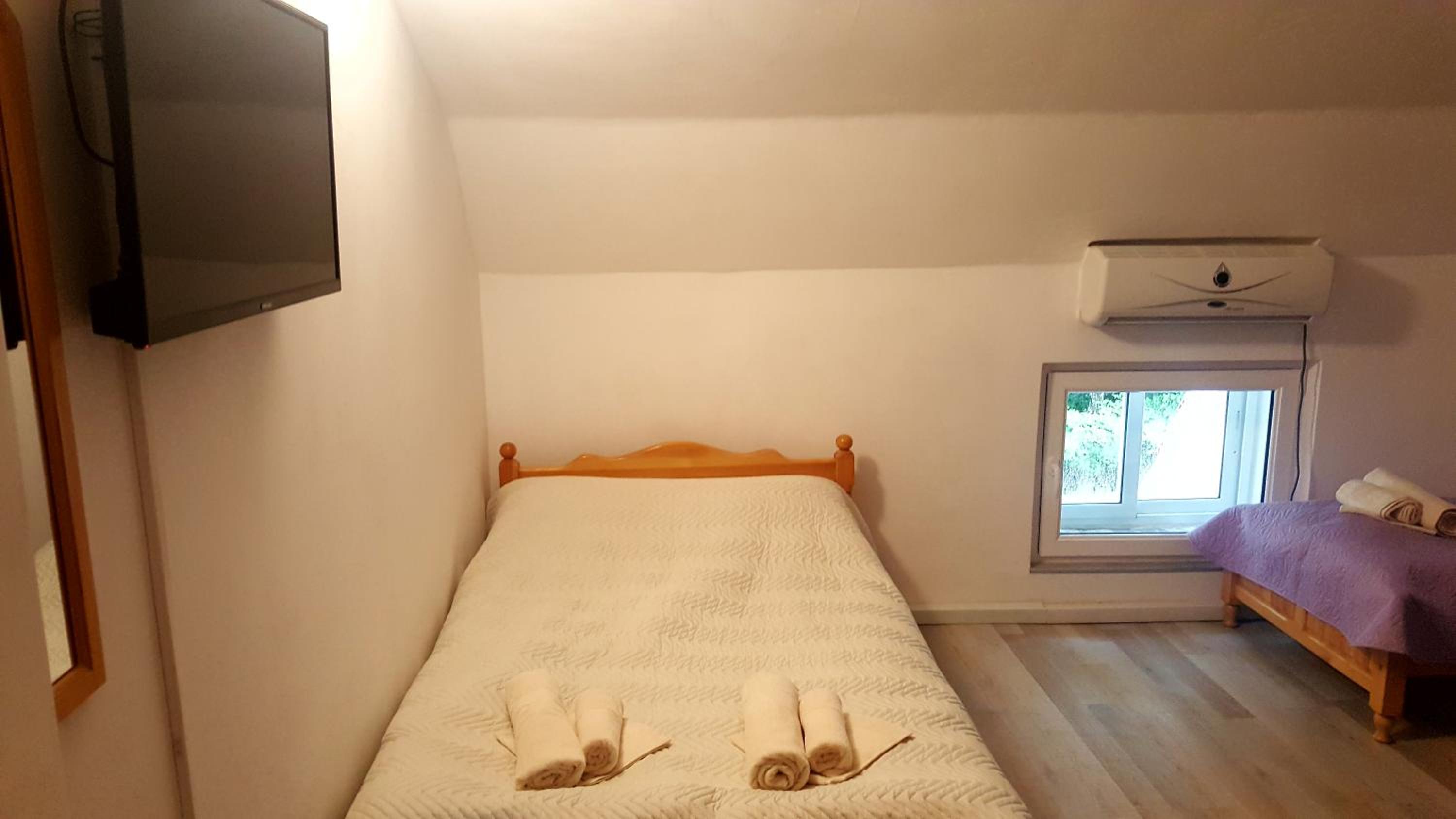 Economy Quadruple Room - Photo 16