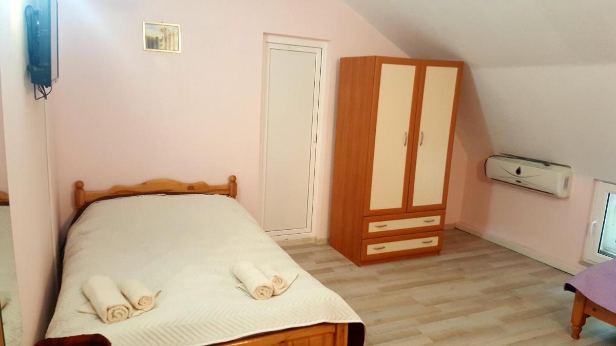 Economy Quadruple Room - Photo 4