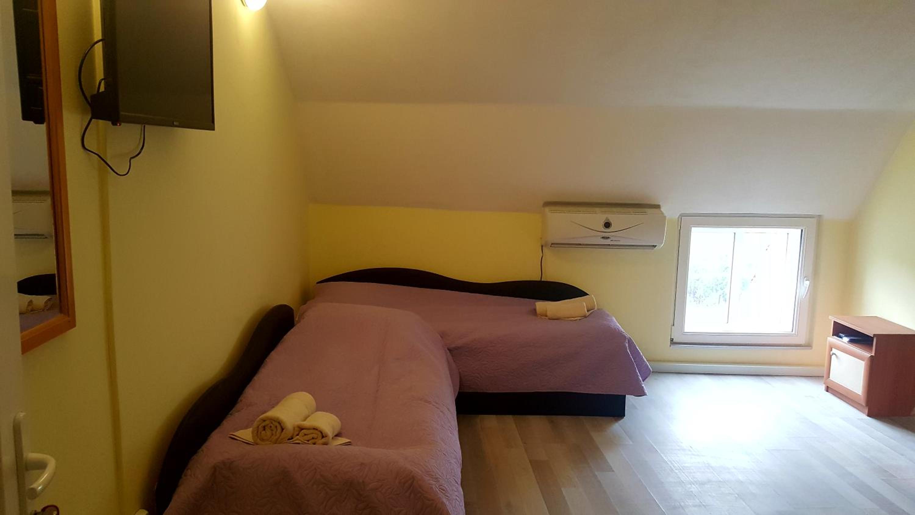 Economy Quadruple Room - Photo 10