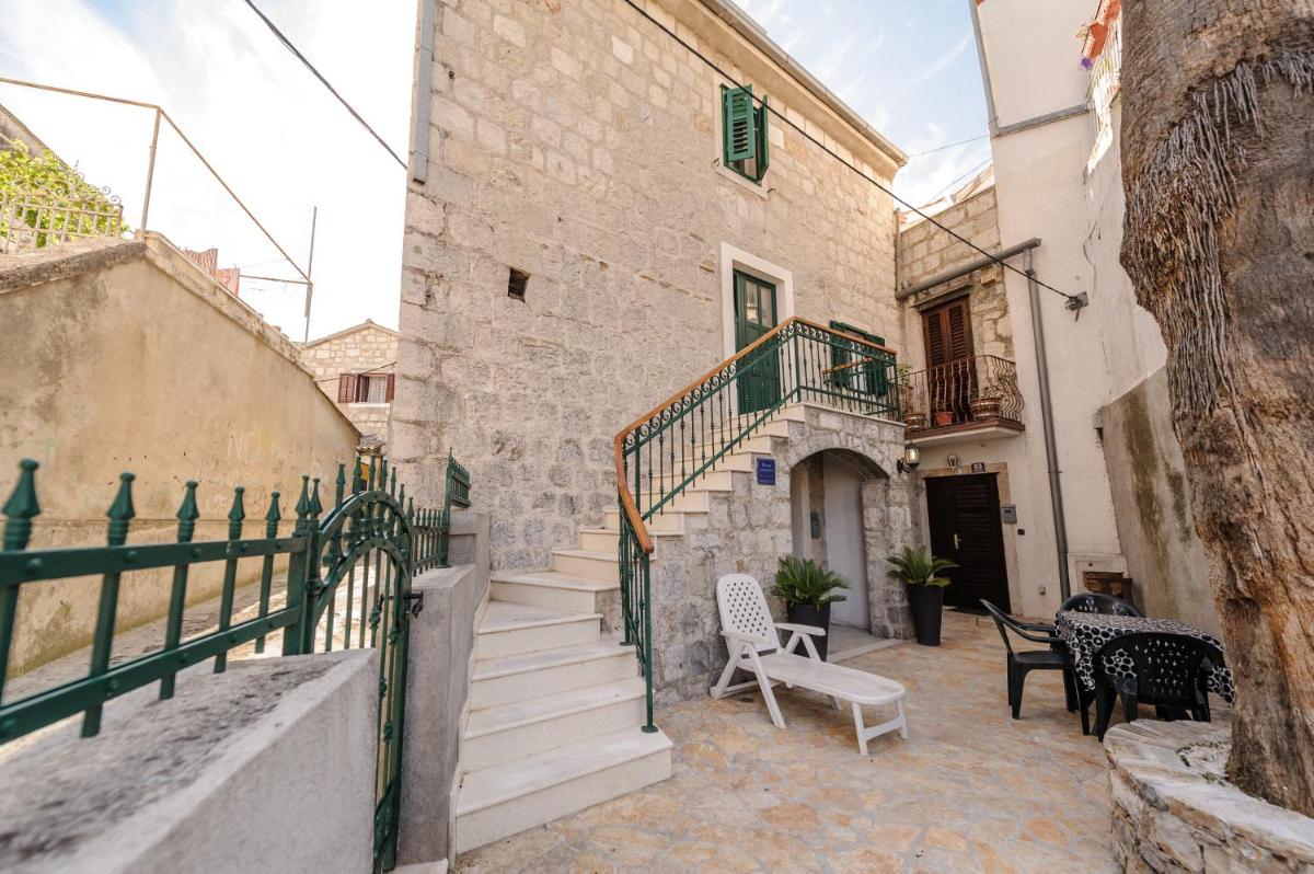 Duplex Two-Bedroom Apartment (6 Adults)
