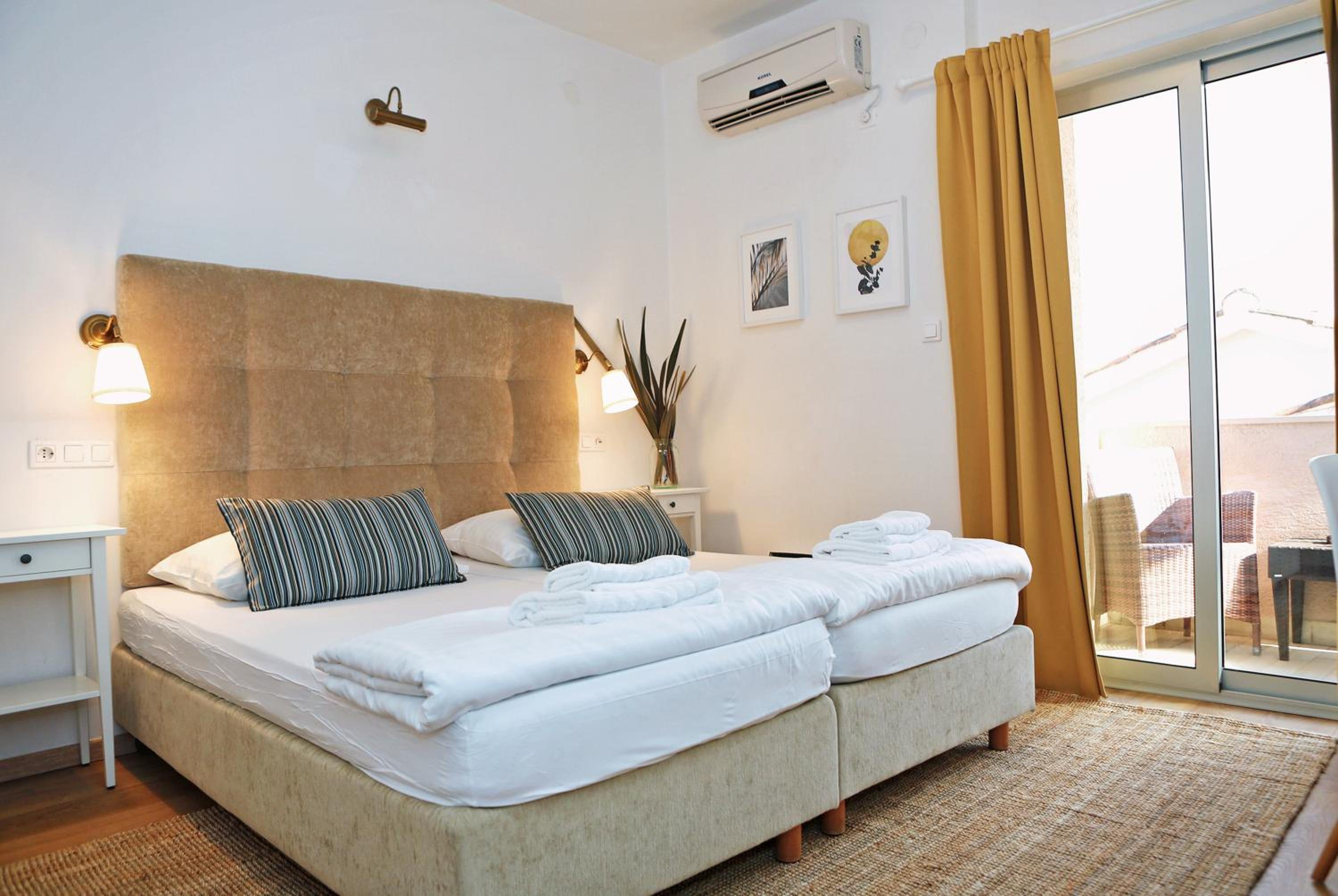Double or Twin Room with Balcony - Photo 13
