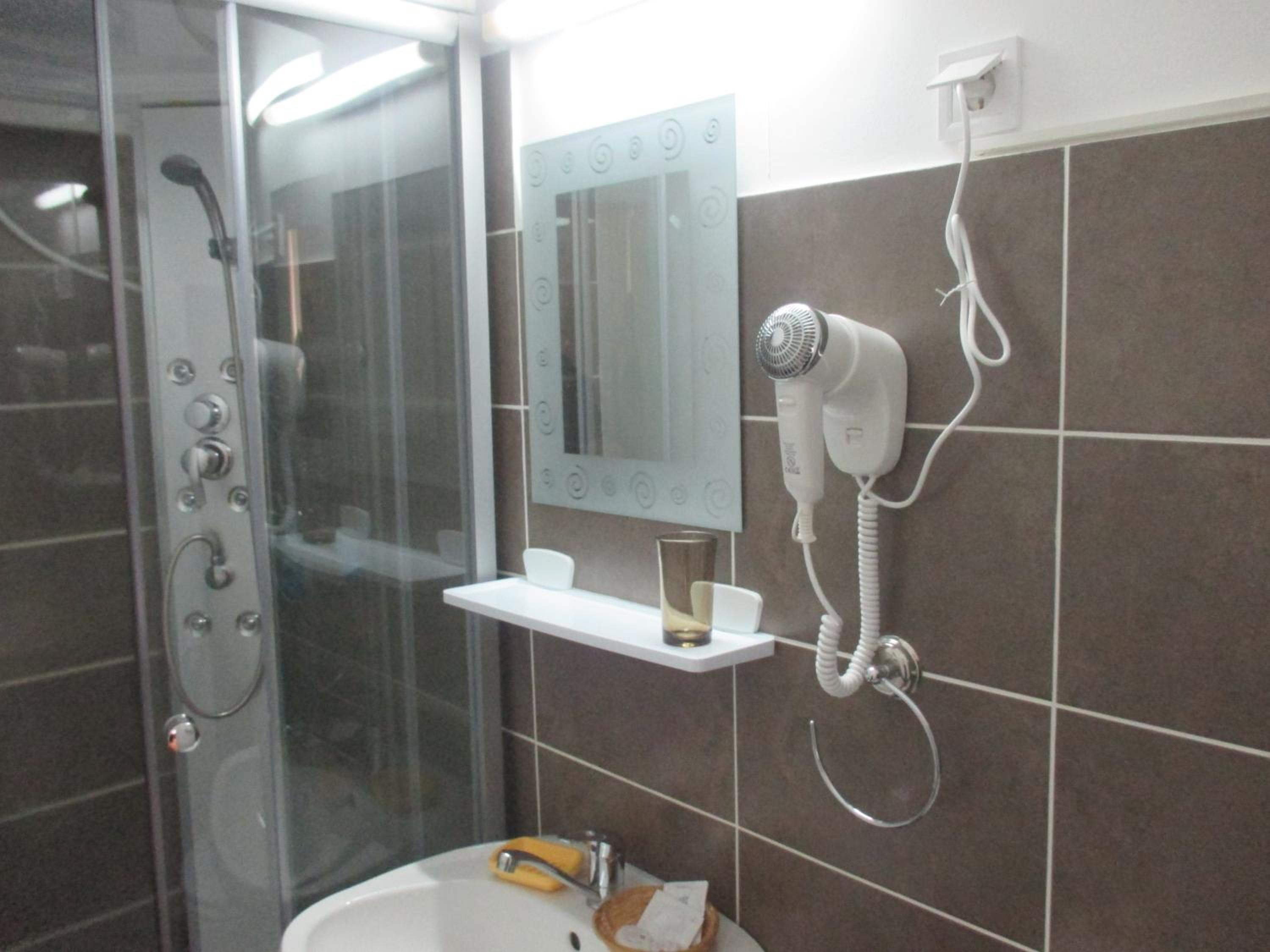 Double Room with Private Bathroom - Photo 16