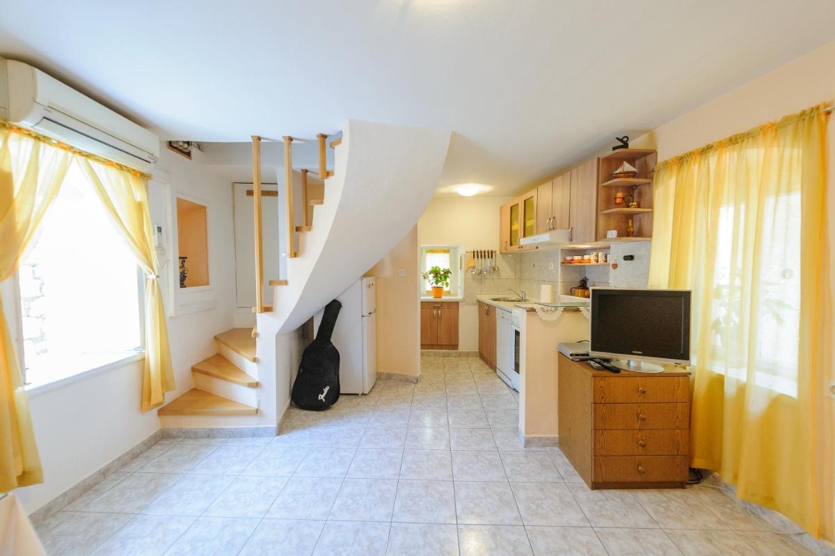 Duplex Two-Bedroom Apartment (5 Adults) - Photo 5