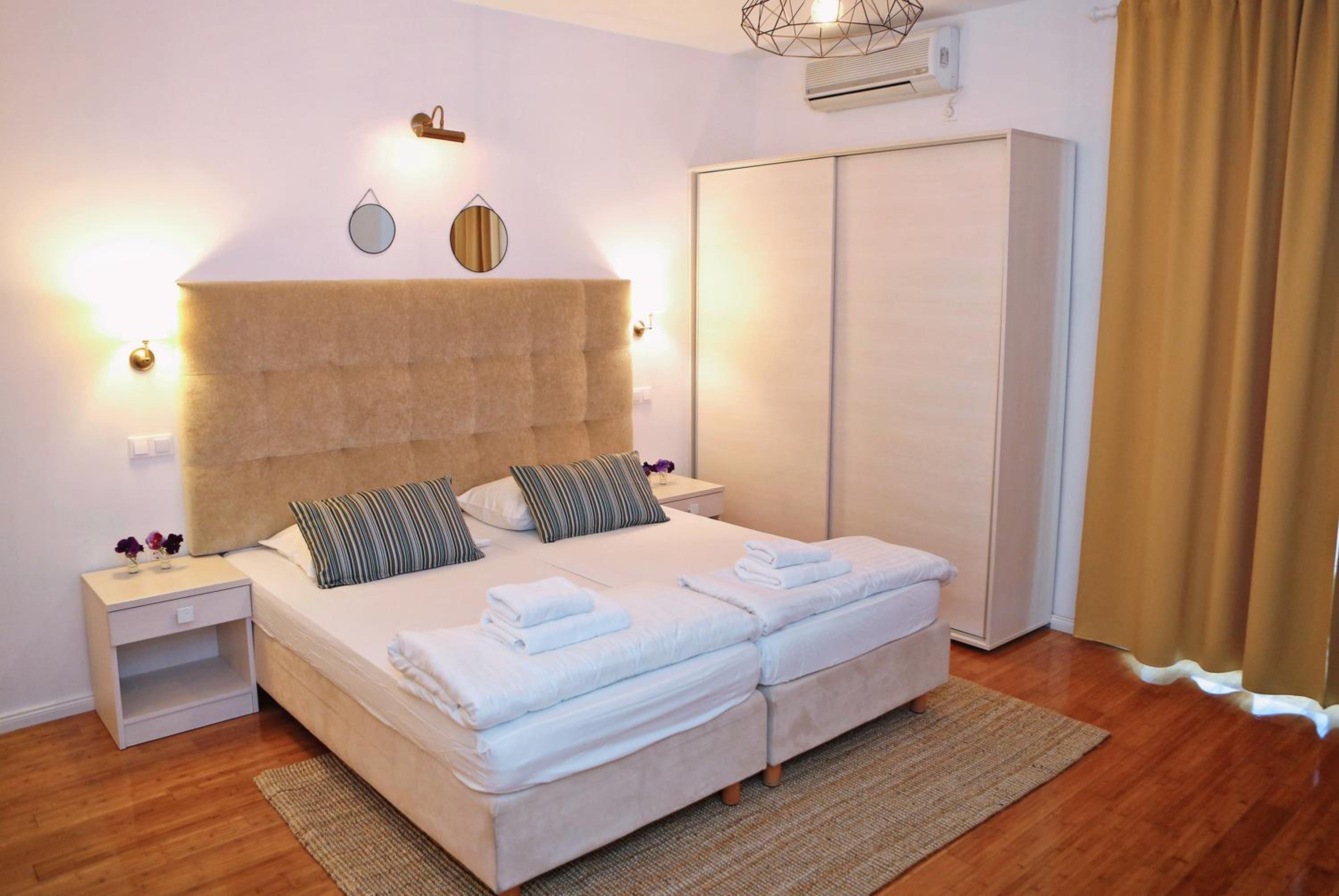 Family Room (2 Adults + 2 Children) - Photo 1