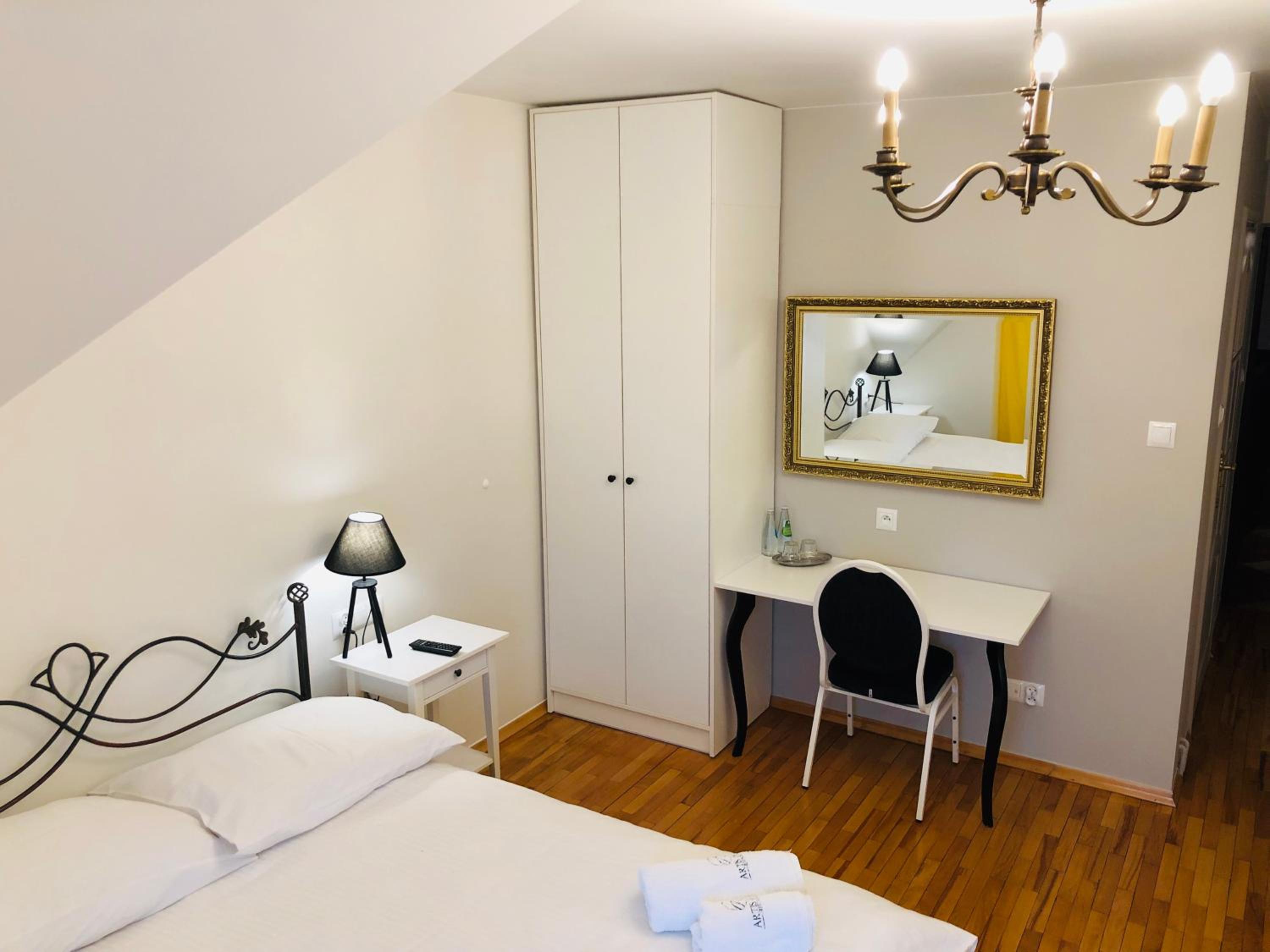 Deluxe Double or Twin Room - Photo 5