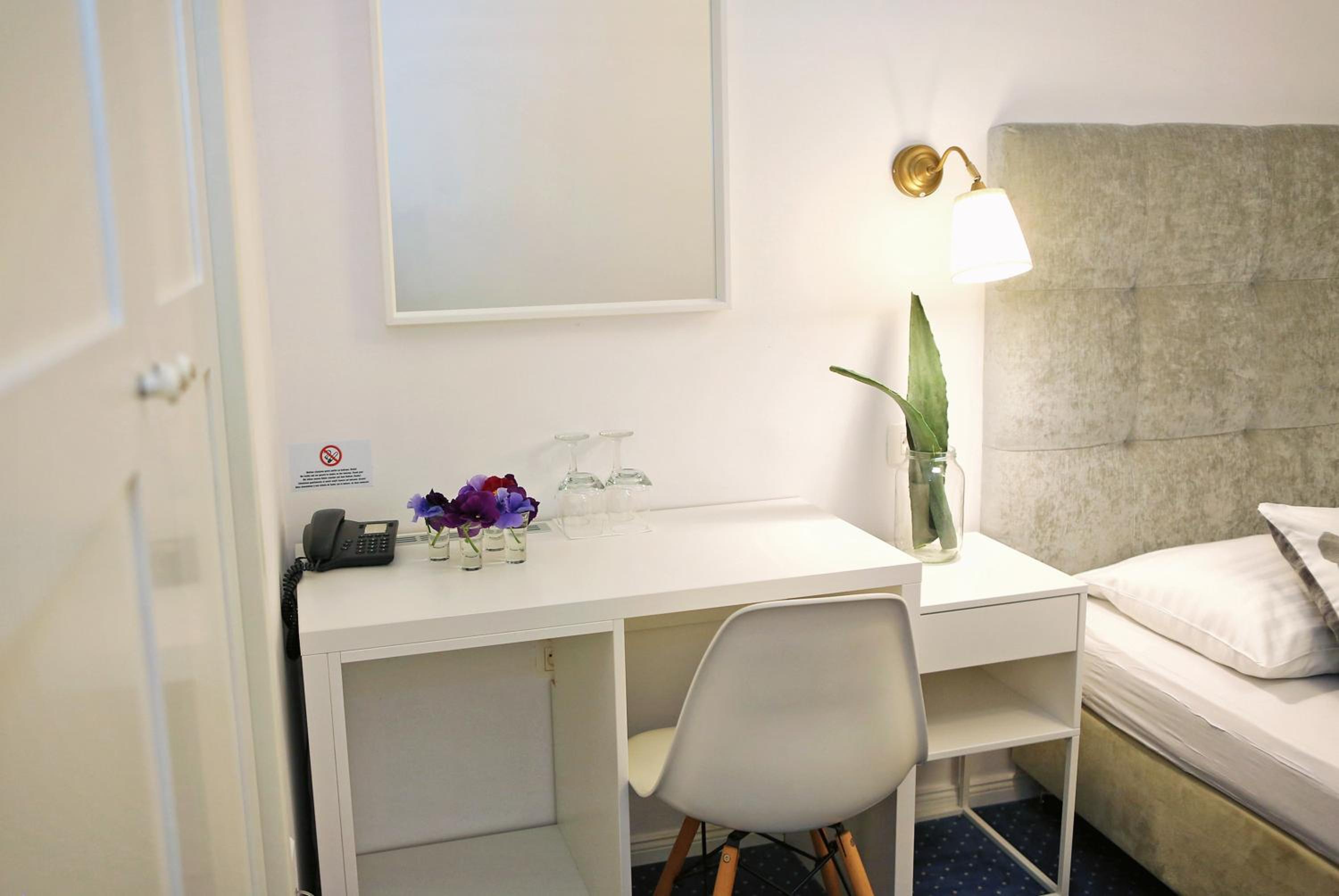 Double or Twin Room with Balcony - Photo 9