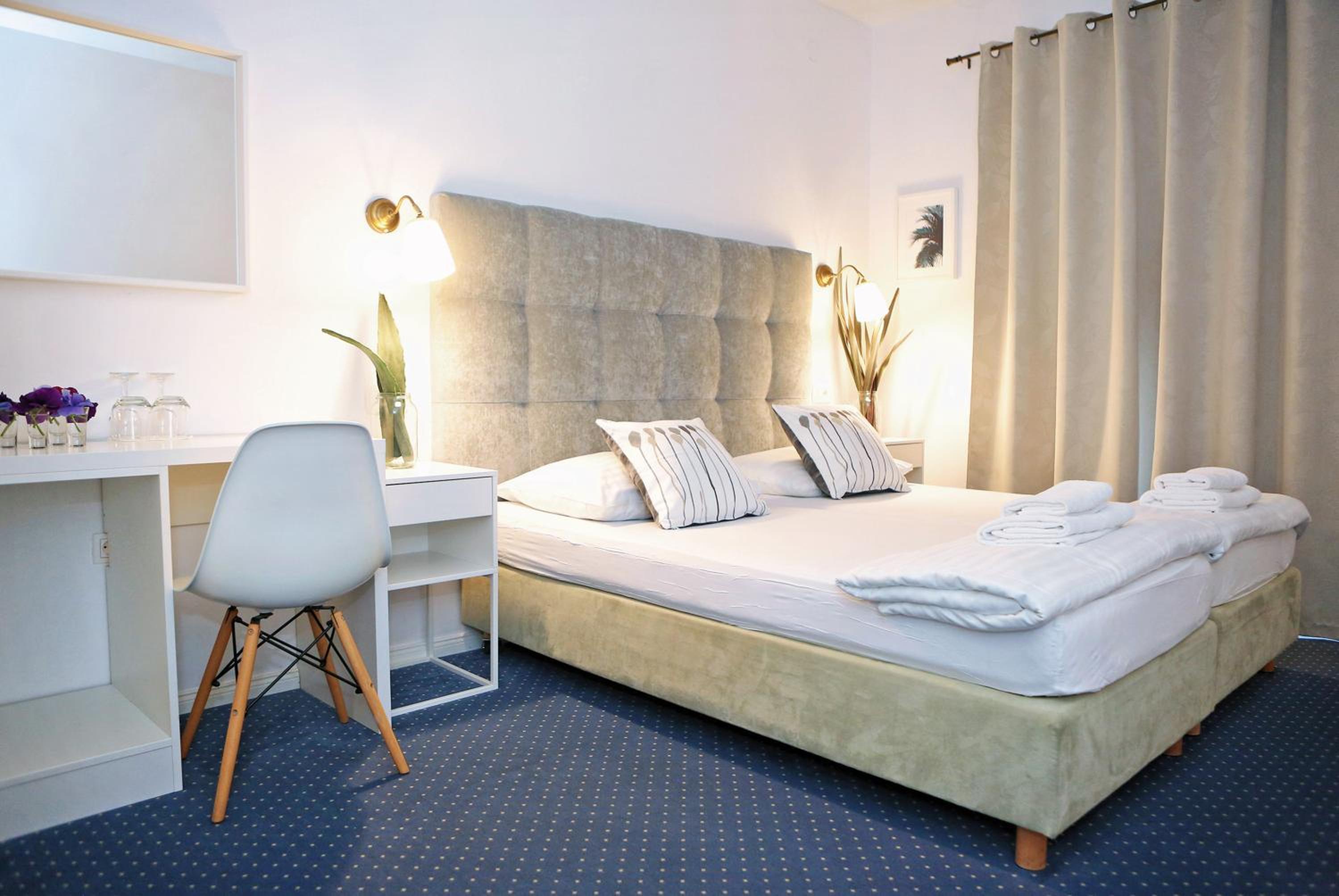 Double or Twin Room with Balcony - Photo 12