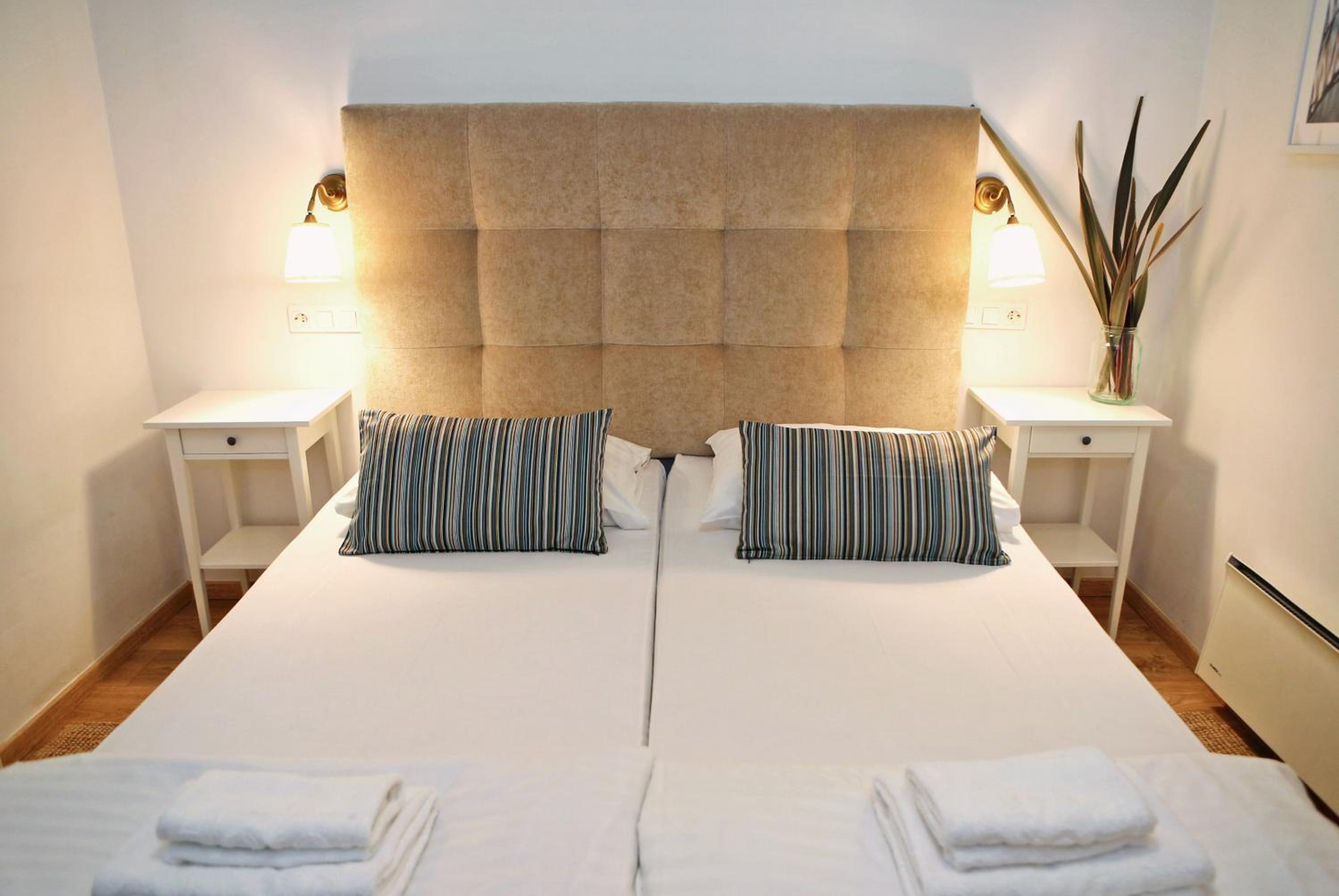 Double or Twin Room with Balcony - Photo 11