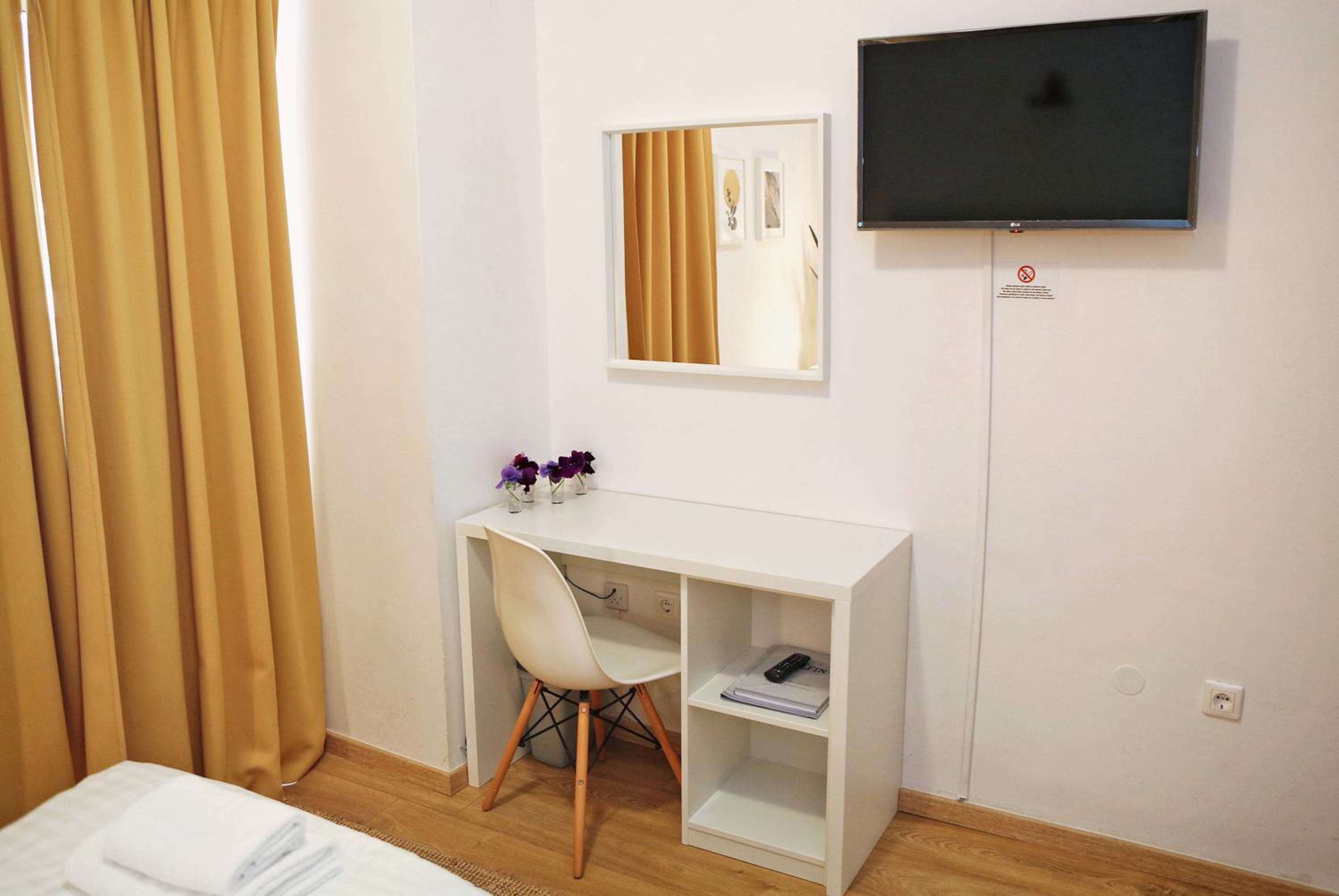 Double or Twin Room with Balcony - Photo 10
