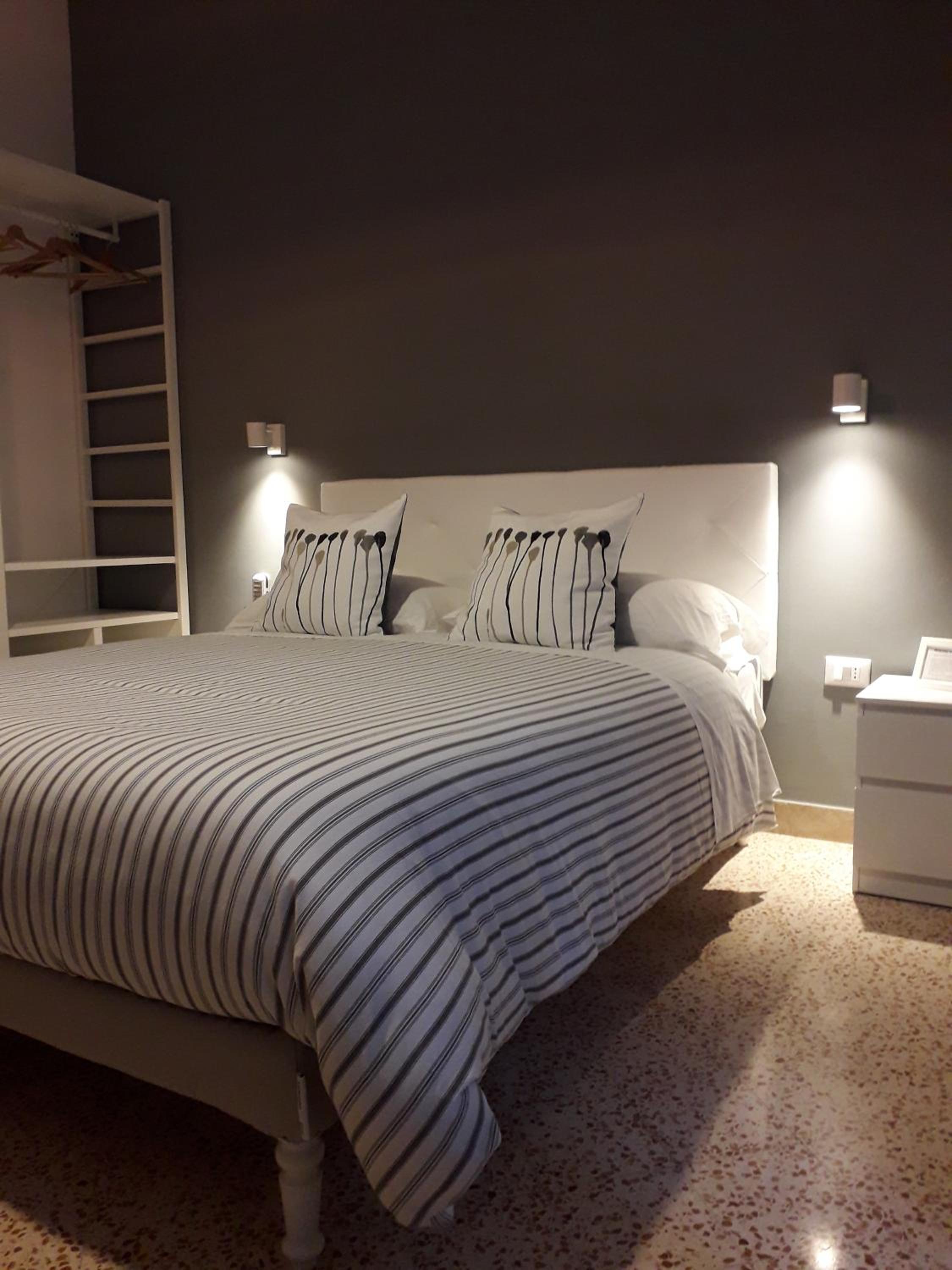 Quadruple Room with Private Bathroom - Photo 12