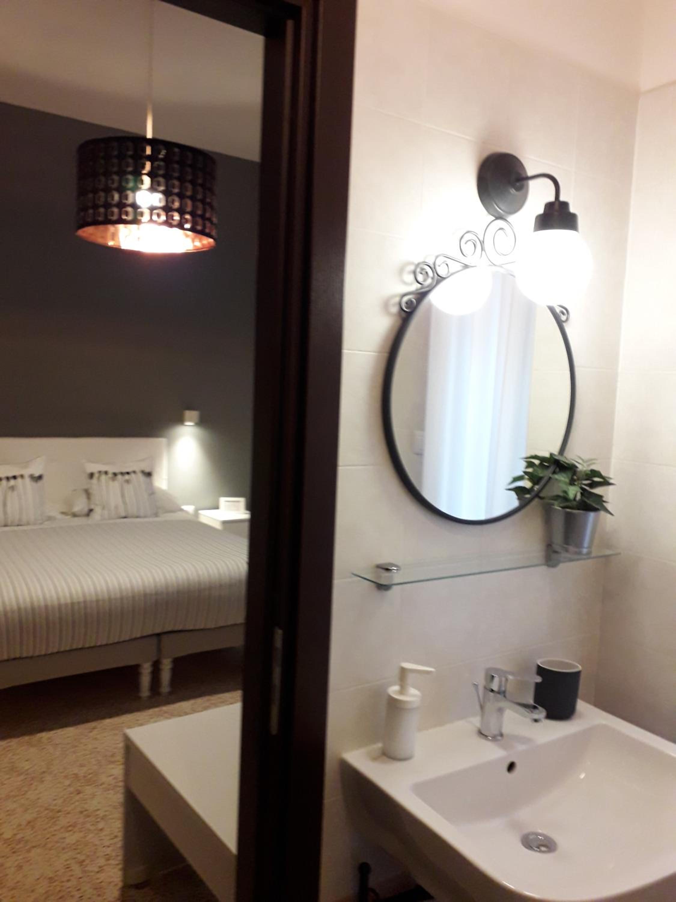 Quadruple Room with Private Bathroom - Photo 17
