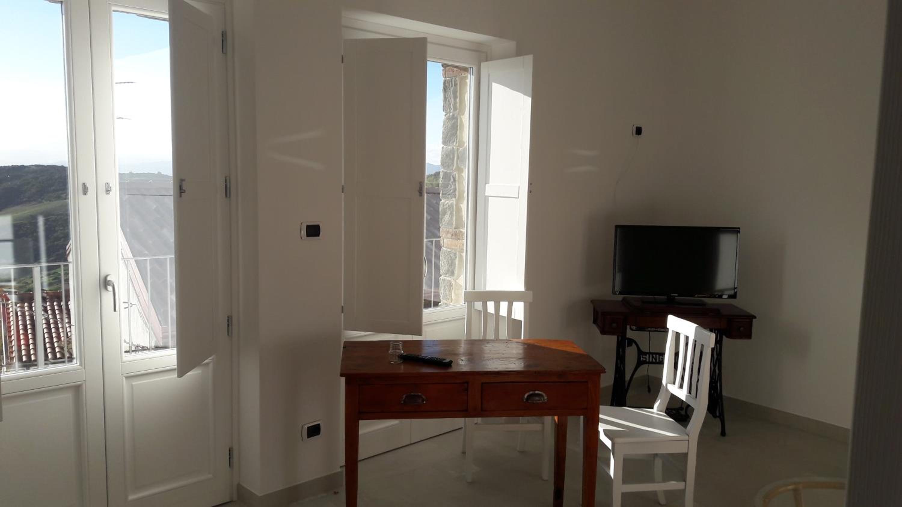 Double Room with Balcony (2 Adults + 1 Child) - Photo 9