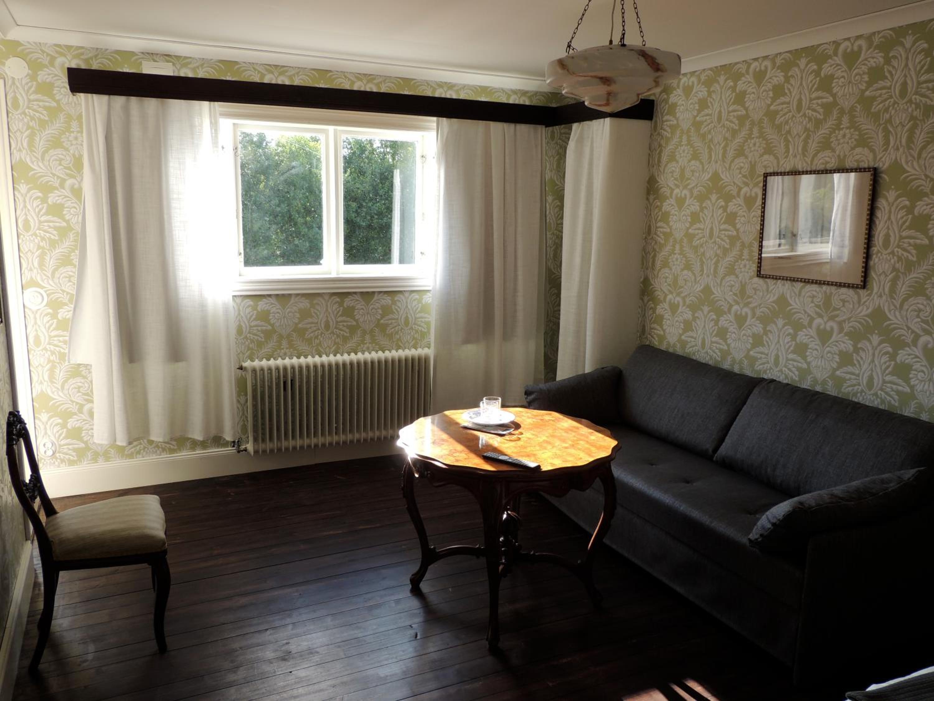 Large Double Room - Photo 1