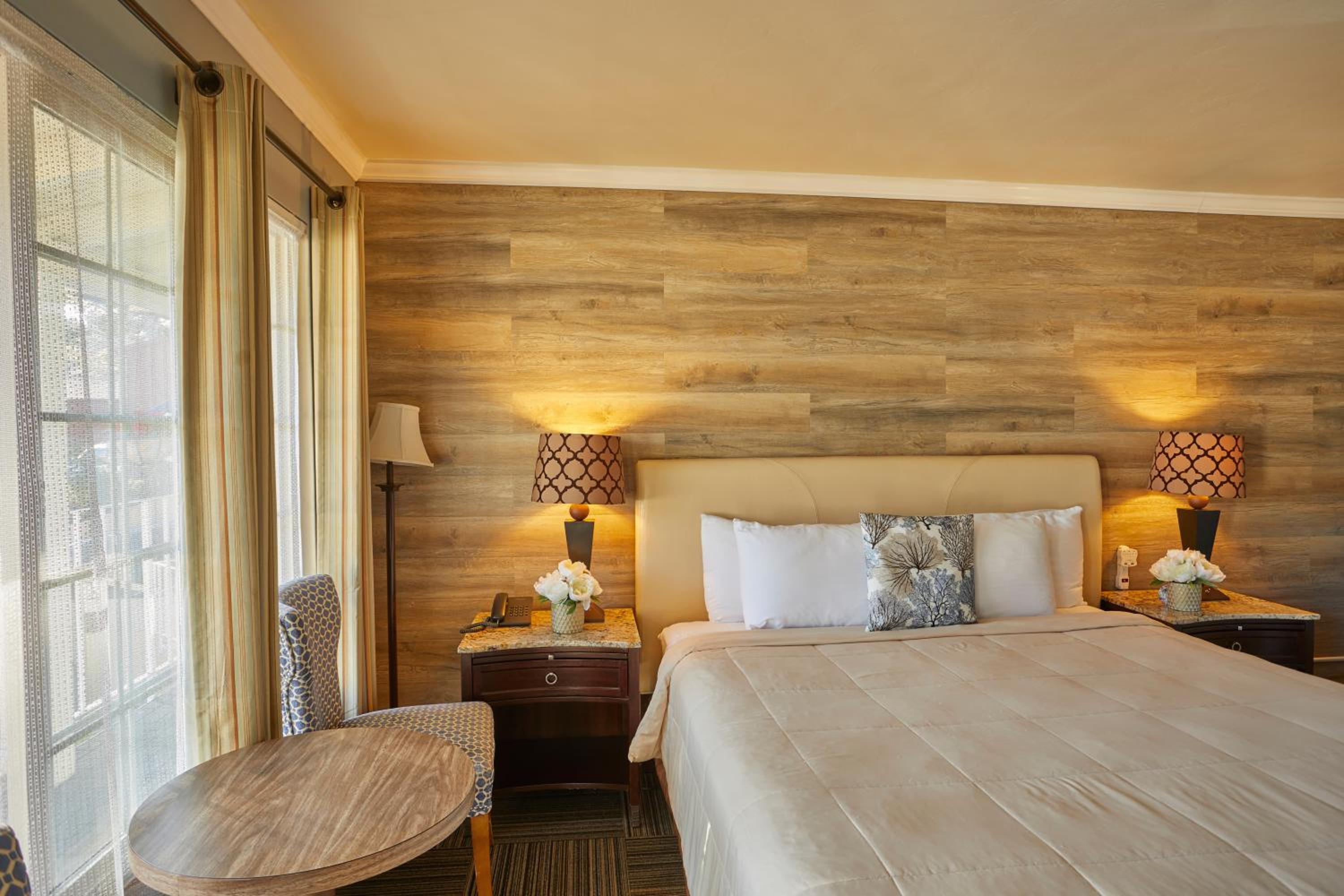 Standard Room with King Bed - Photo 4
