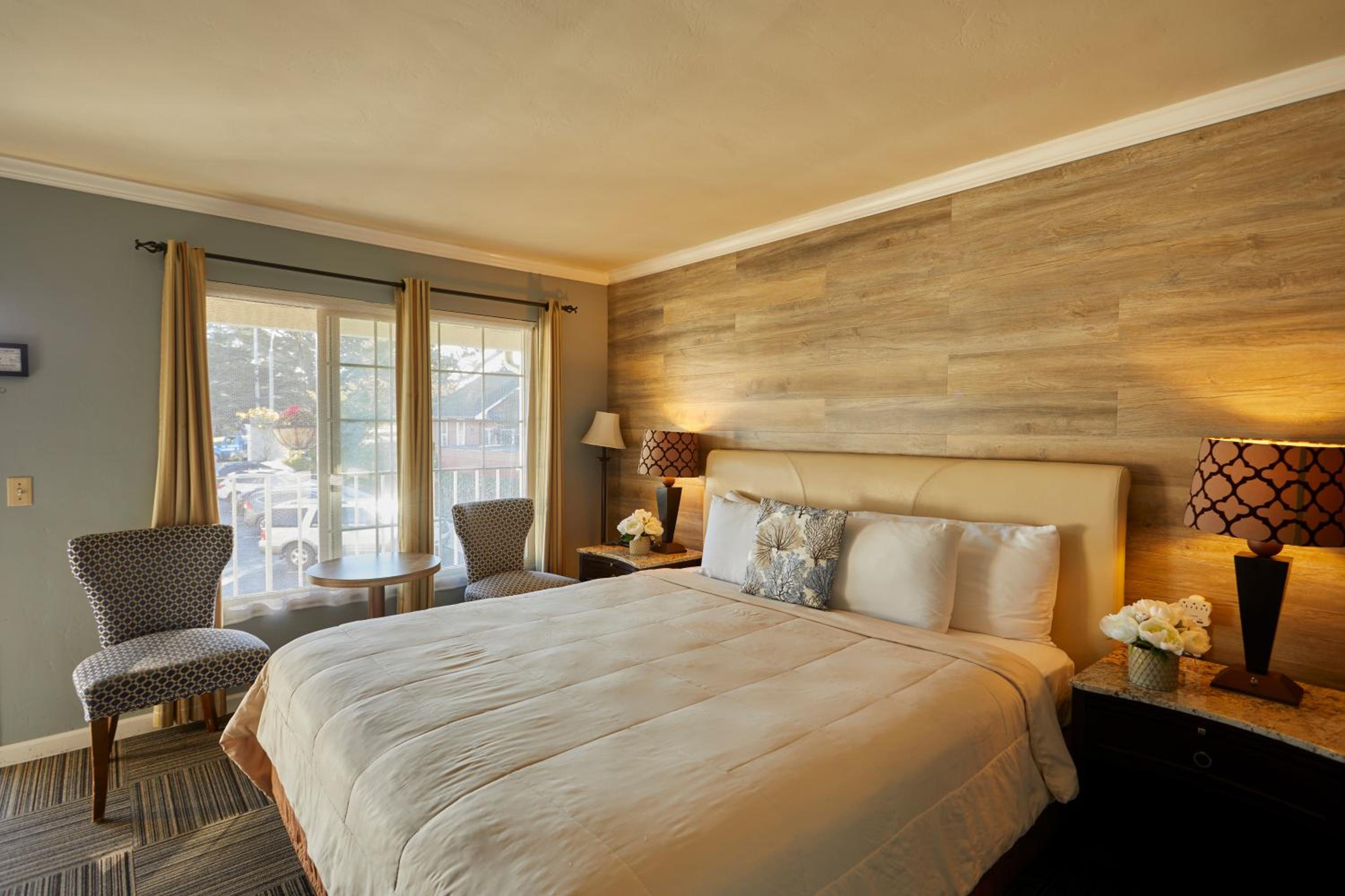 Standard Room with King Bed - Photo 1