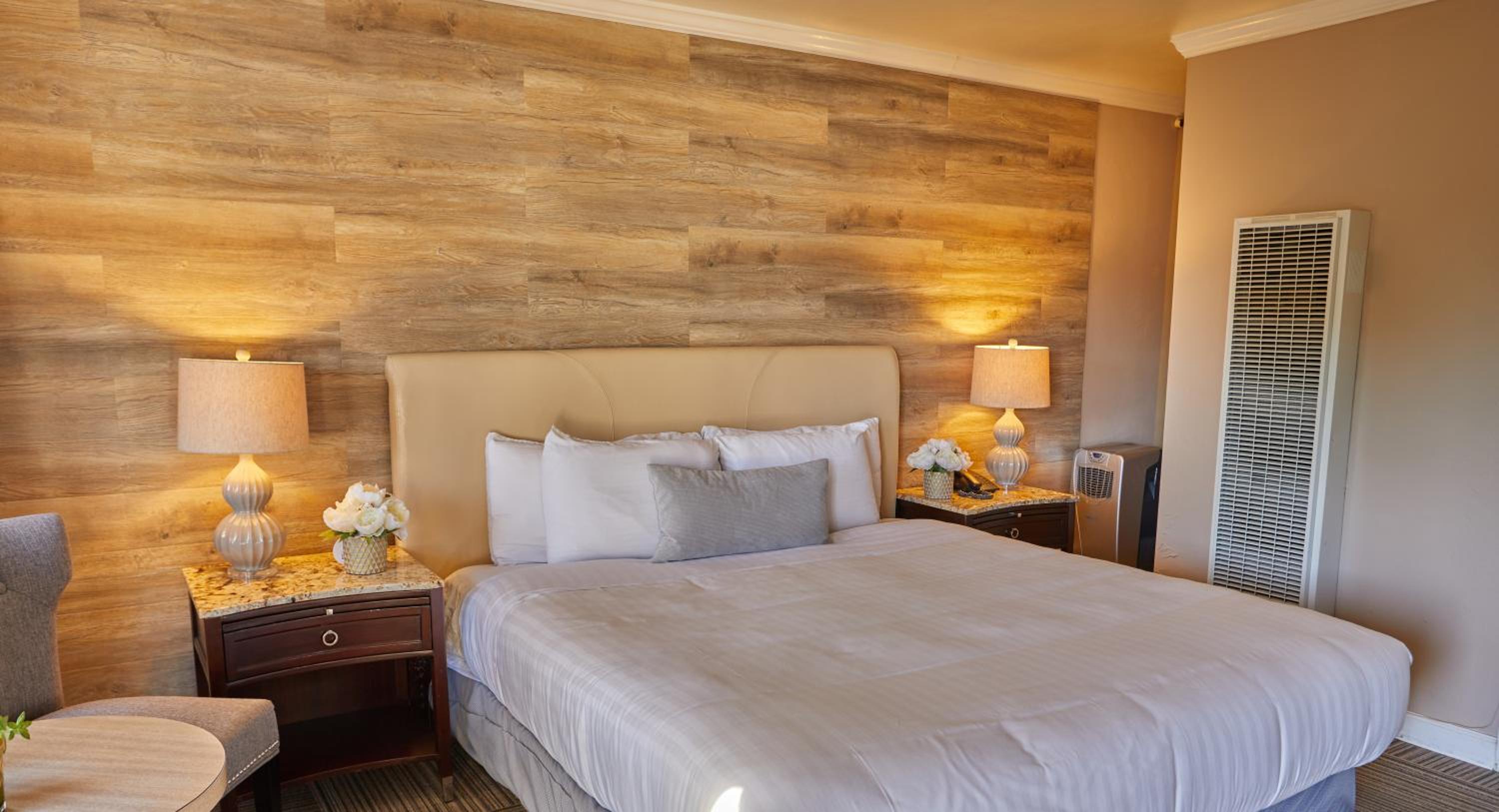 Standard Room with King Bed - Photo 2