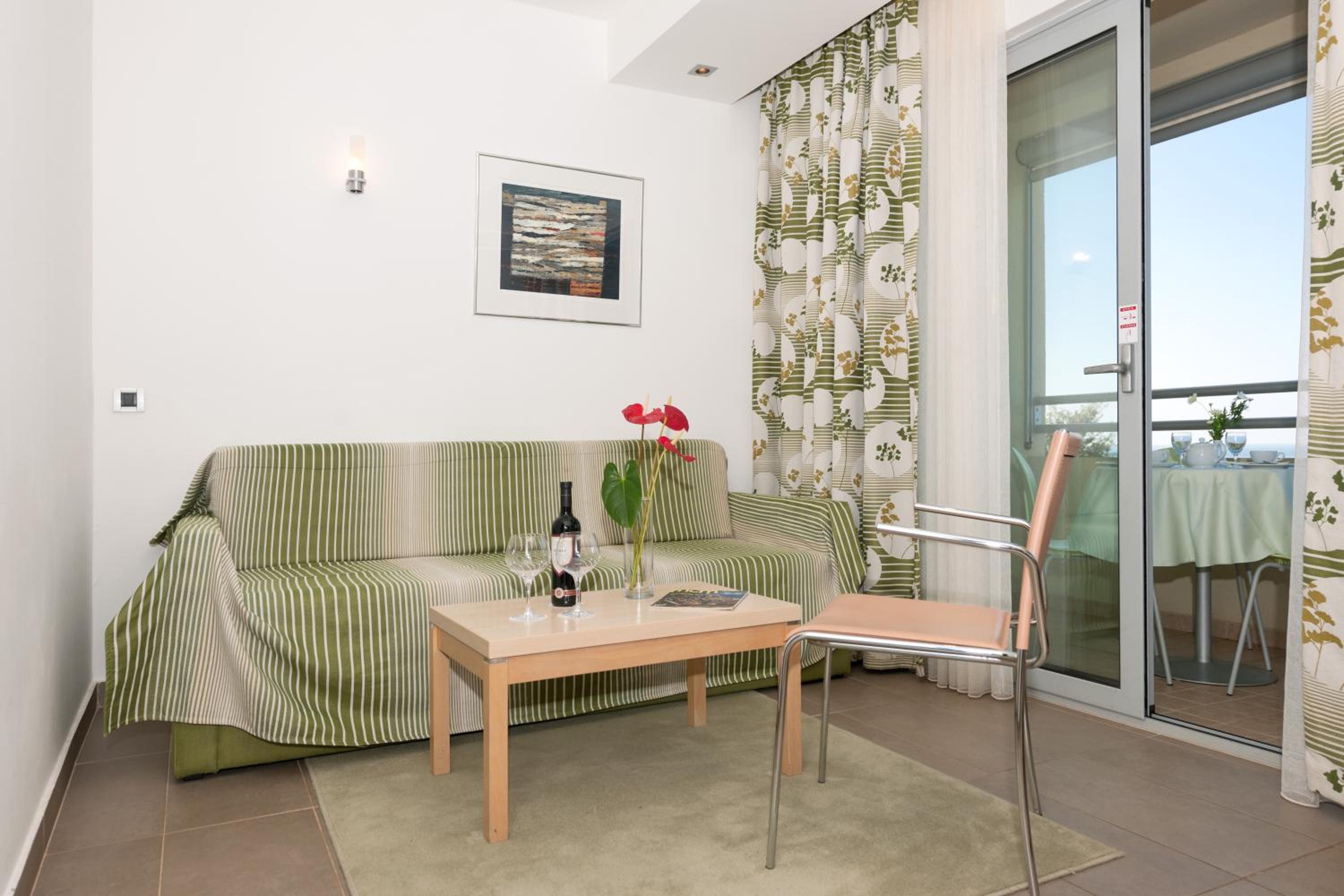 Premium One-Bedroom Apartment (3 Adults) photo 3
