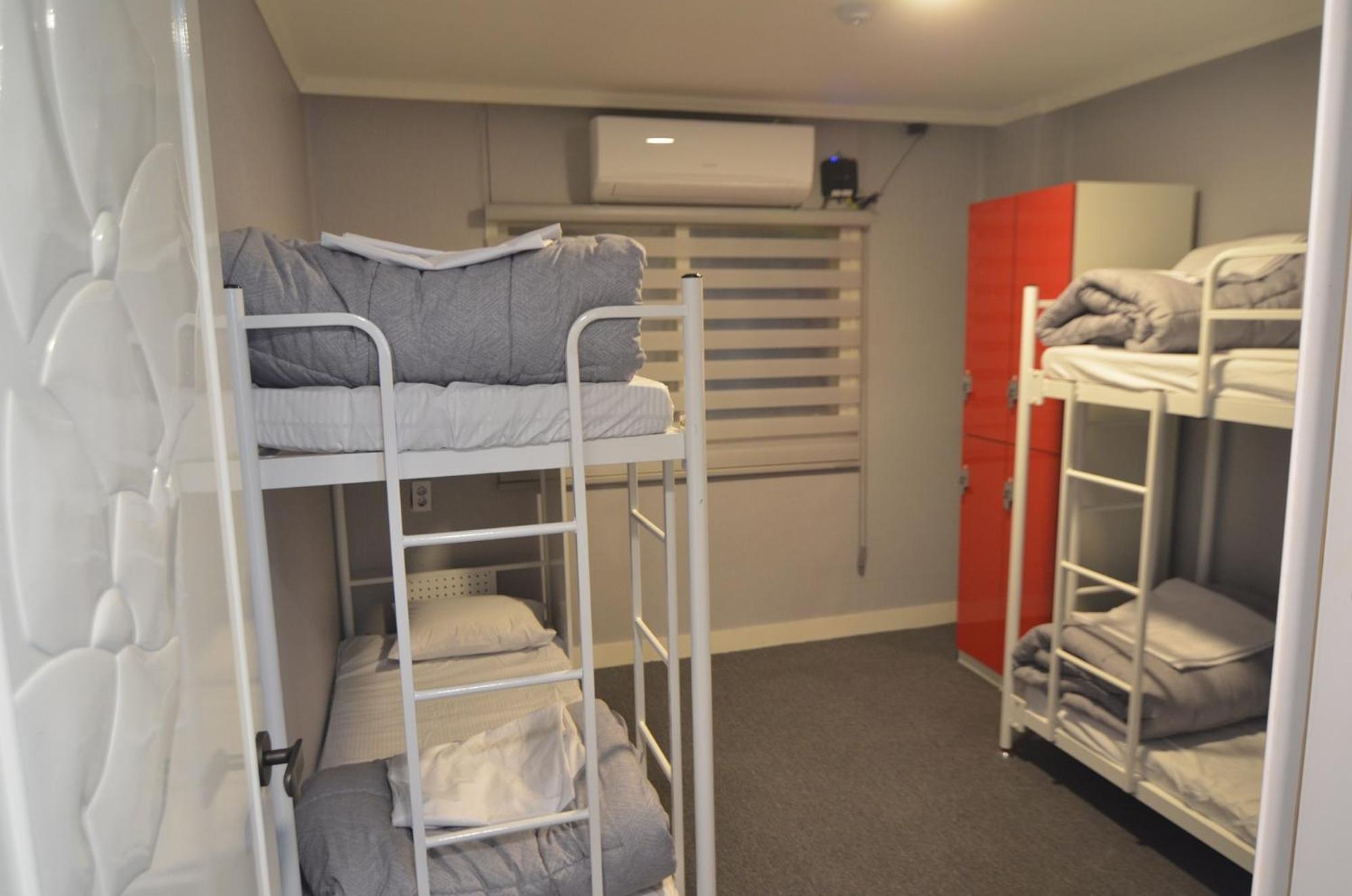Quadruple Room with Private Bathroom - Photo 4