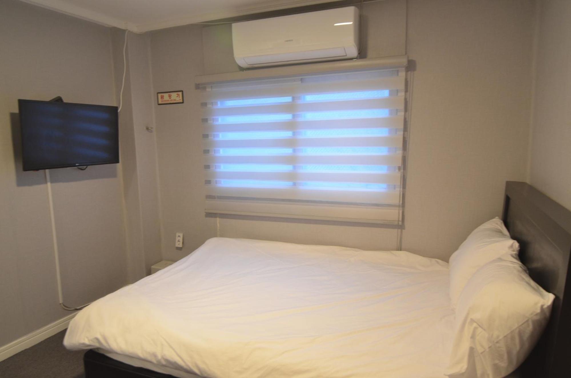 Double Room with Private Bathroom - Photo 1