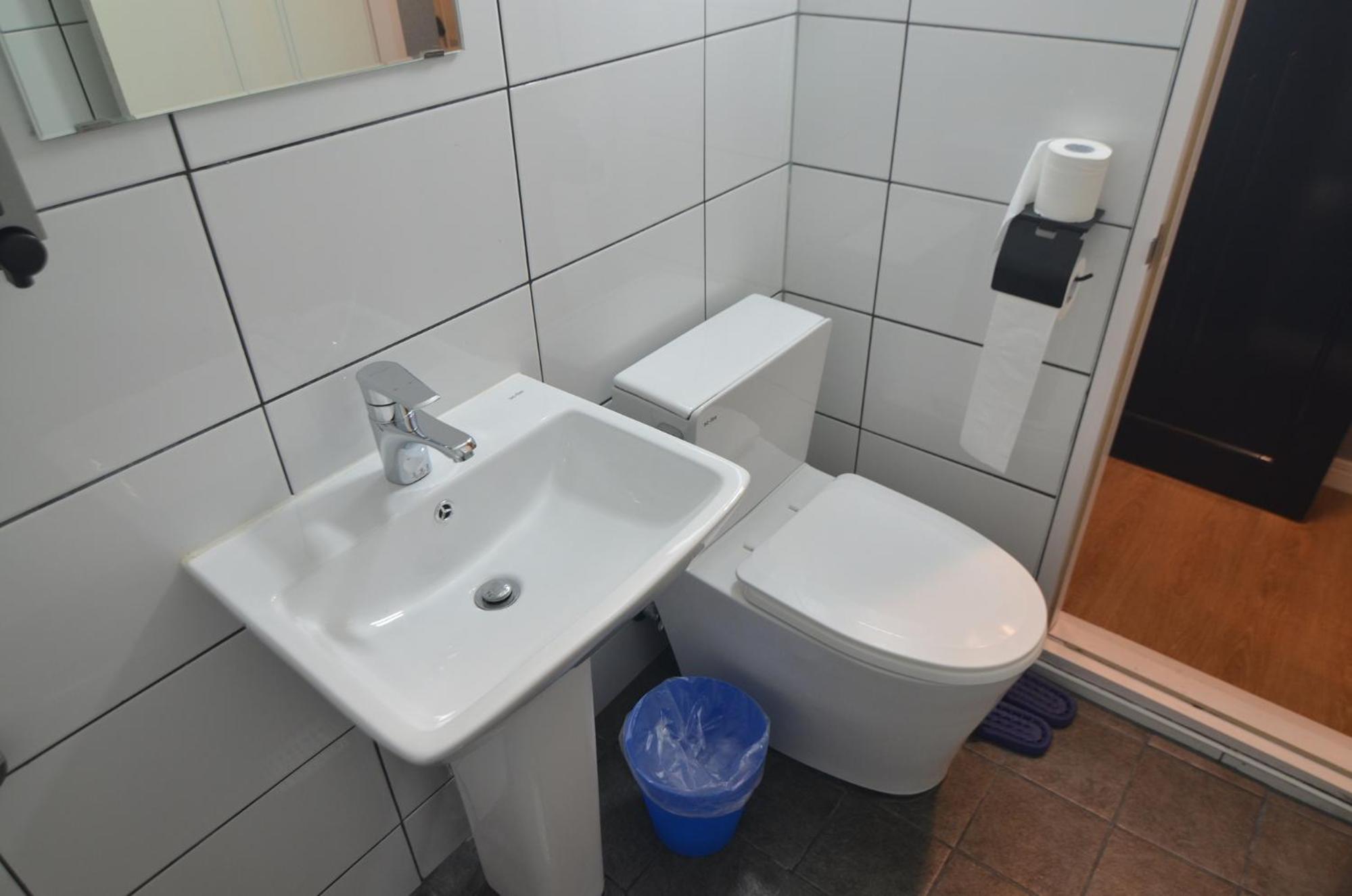 Quadruple Room with Private Bathroom - Photo 2