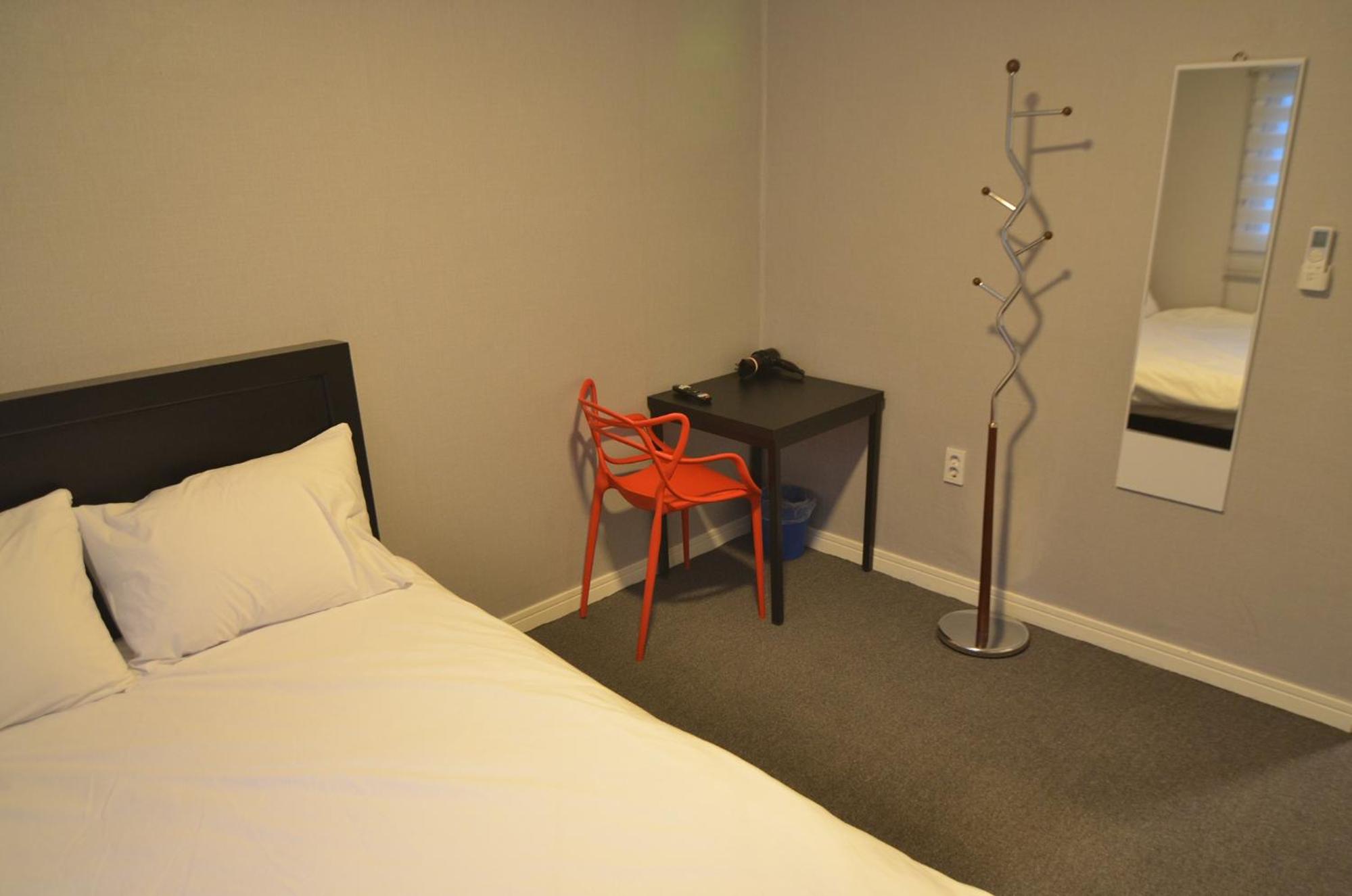 Double Room with Private Bathroom - Photo 2